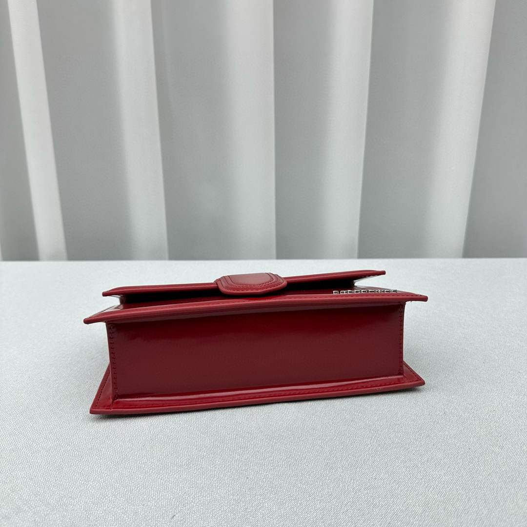 Сумка женская в стиле Jacquemus Bambino из лакированной кожи красного цвета