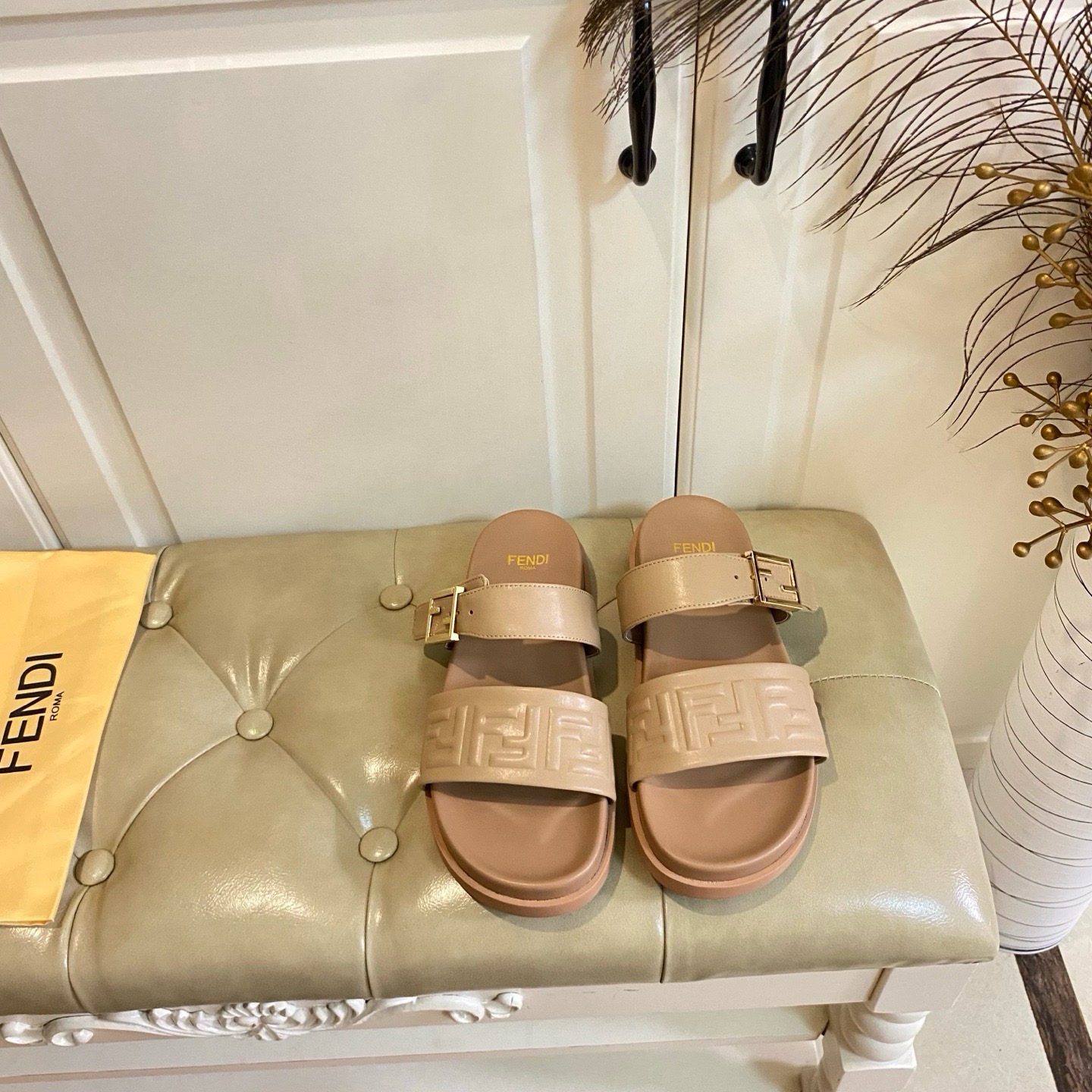 Шлёпанцы в стиле Fendi из натуральной кожи с тиснением