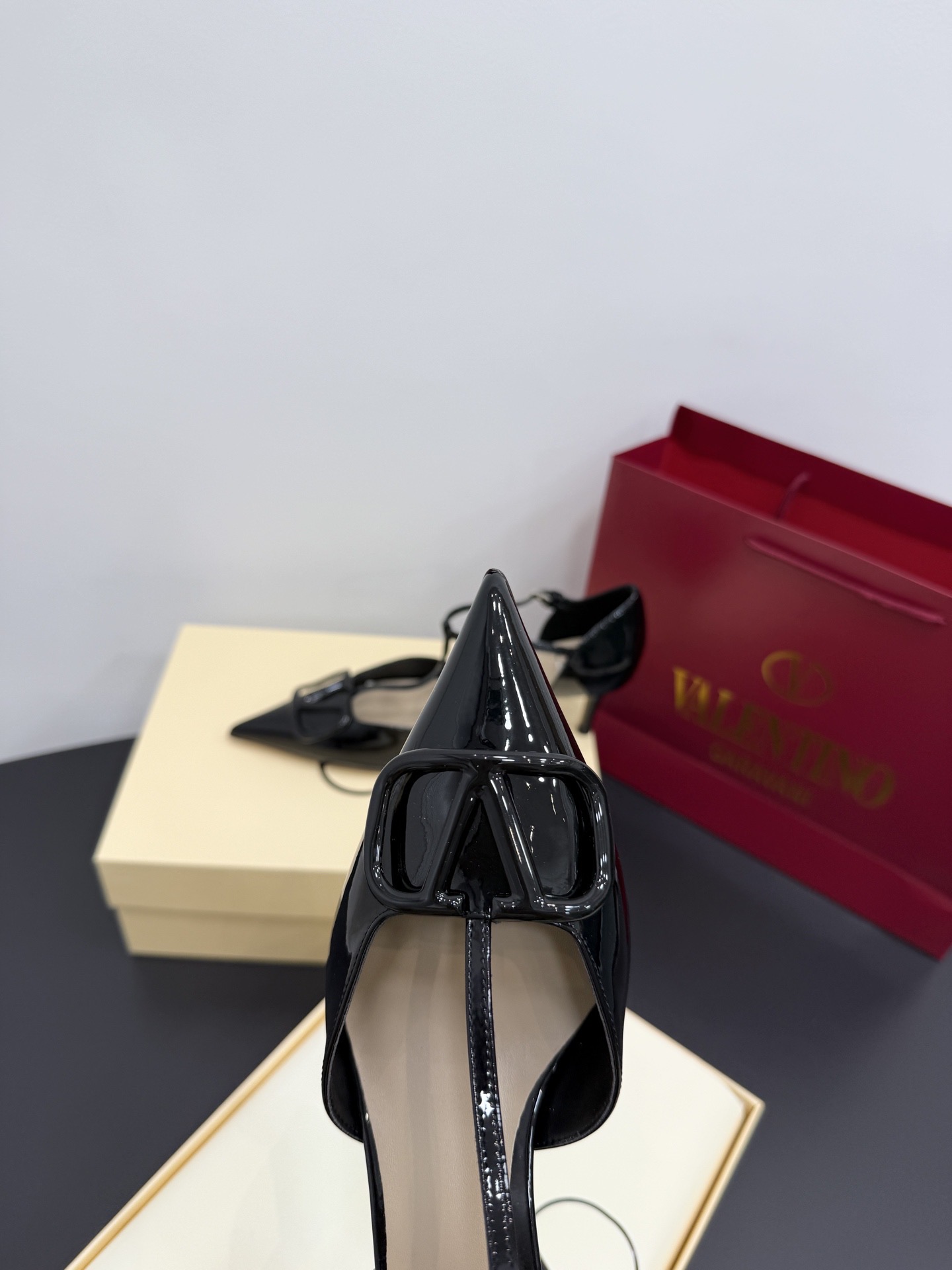 Туфли женские в стиле Valentino VLogo из лаковой натуральной кожи чёрного цвета