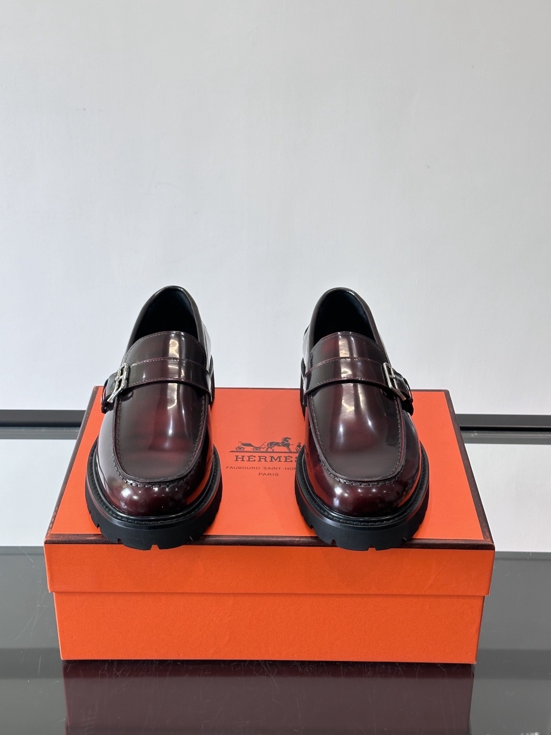 Лоферы мужские в стиле Hermes из лакированной кожи бордового цвета