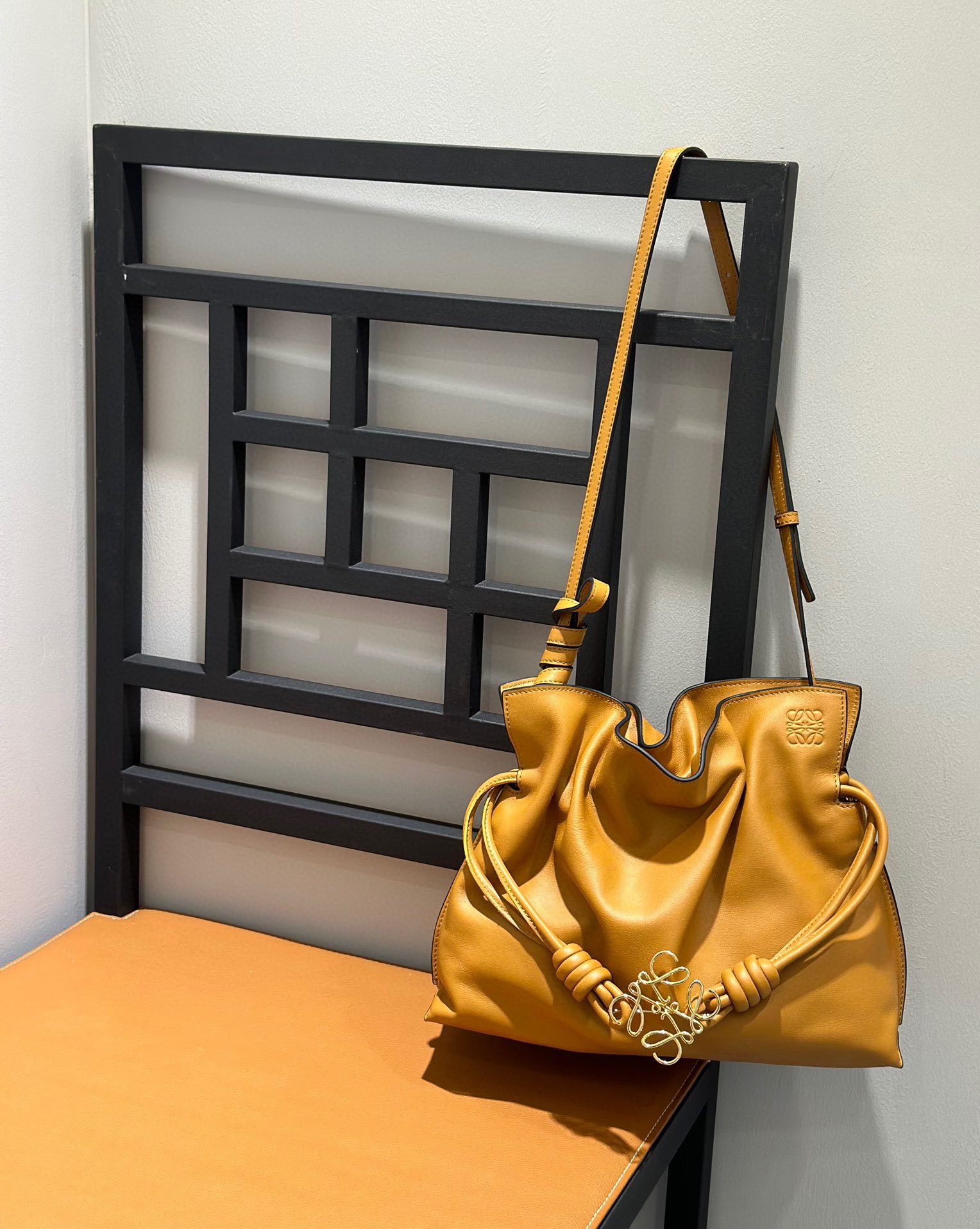 Сумка женская в стиле Loewe Flamenco  золотисто-жёлтого цвета