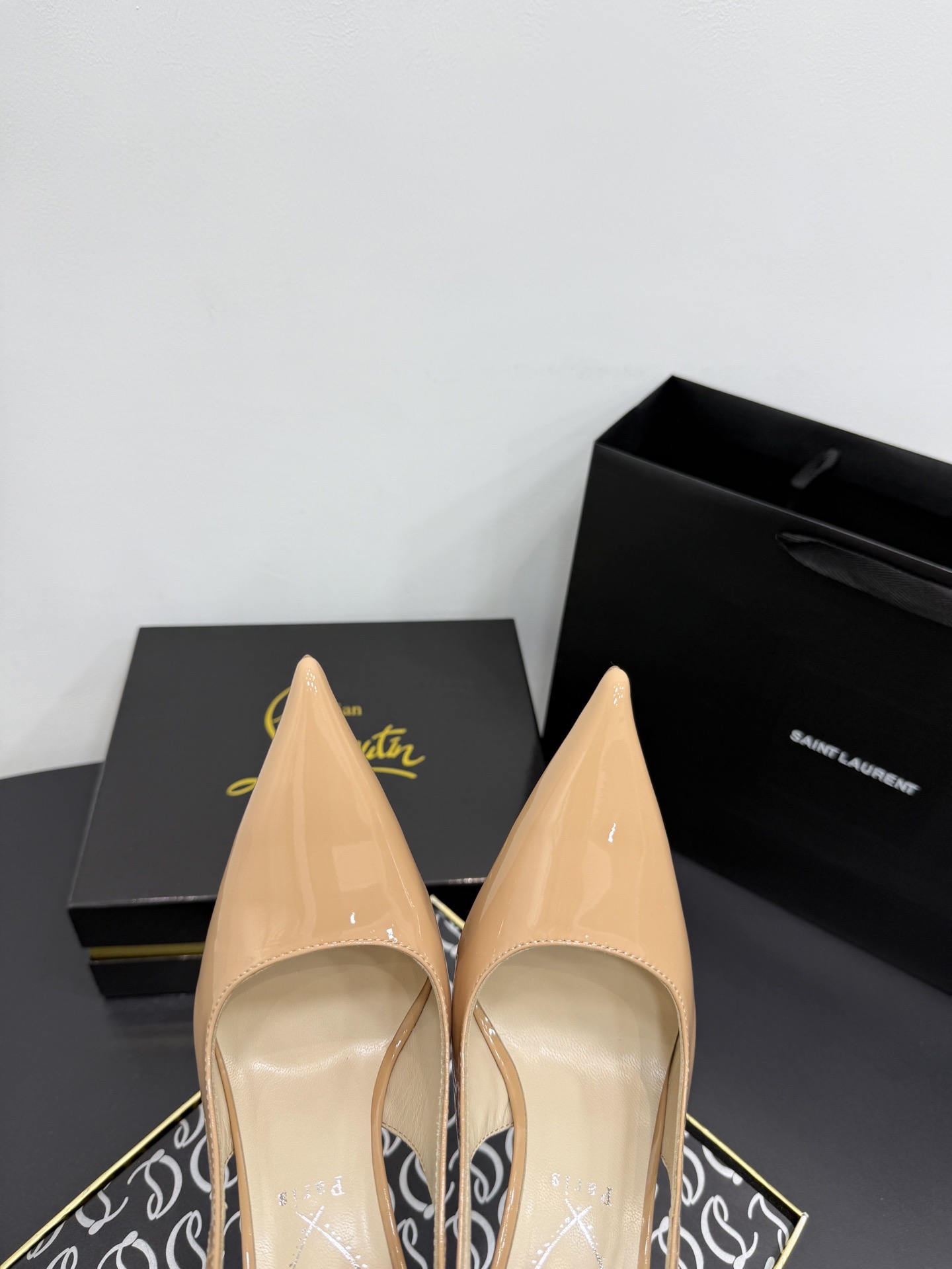 Туфли женские Christian Louboutin Miss Z бежевого цвета