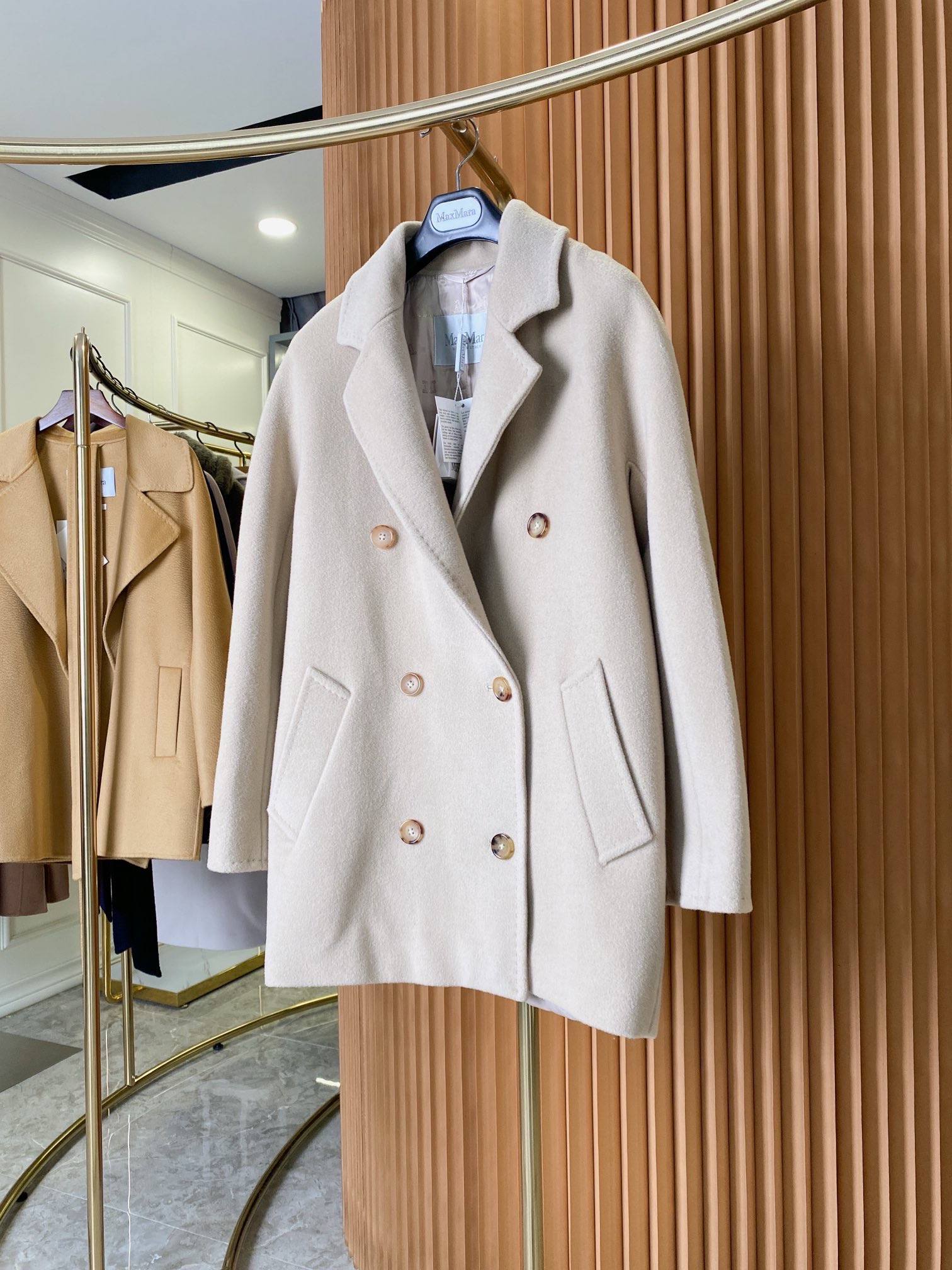 Пальто женское Max Mara Short 101801 Icon Coat бежевого цвета