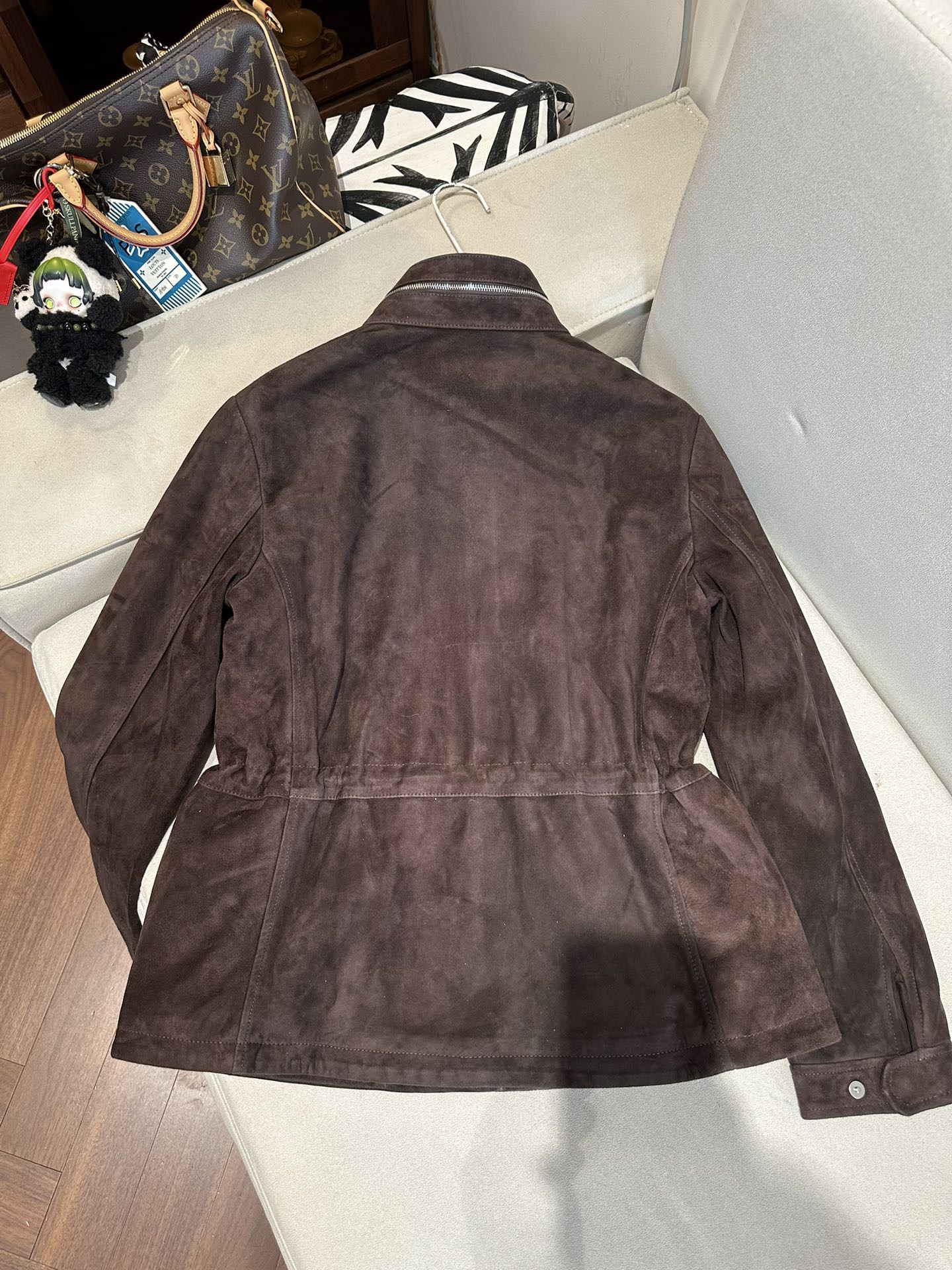 Куртка женская в стиле Loro Piana из натуральной замши тёмно-коричневого цвета с поясом