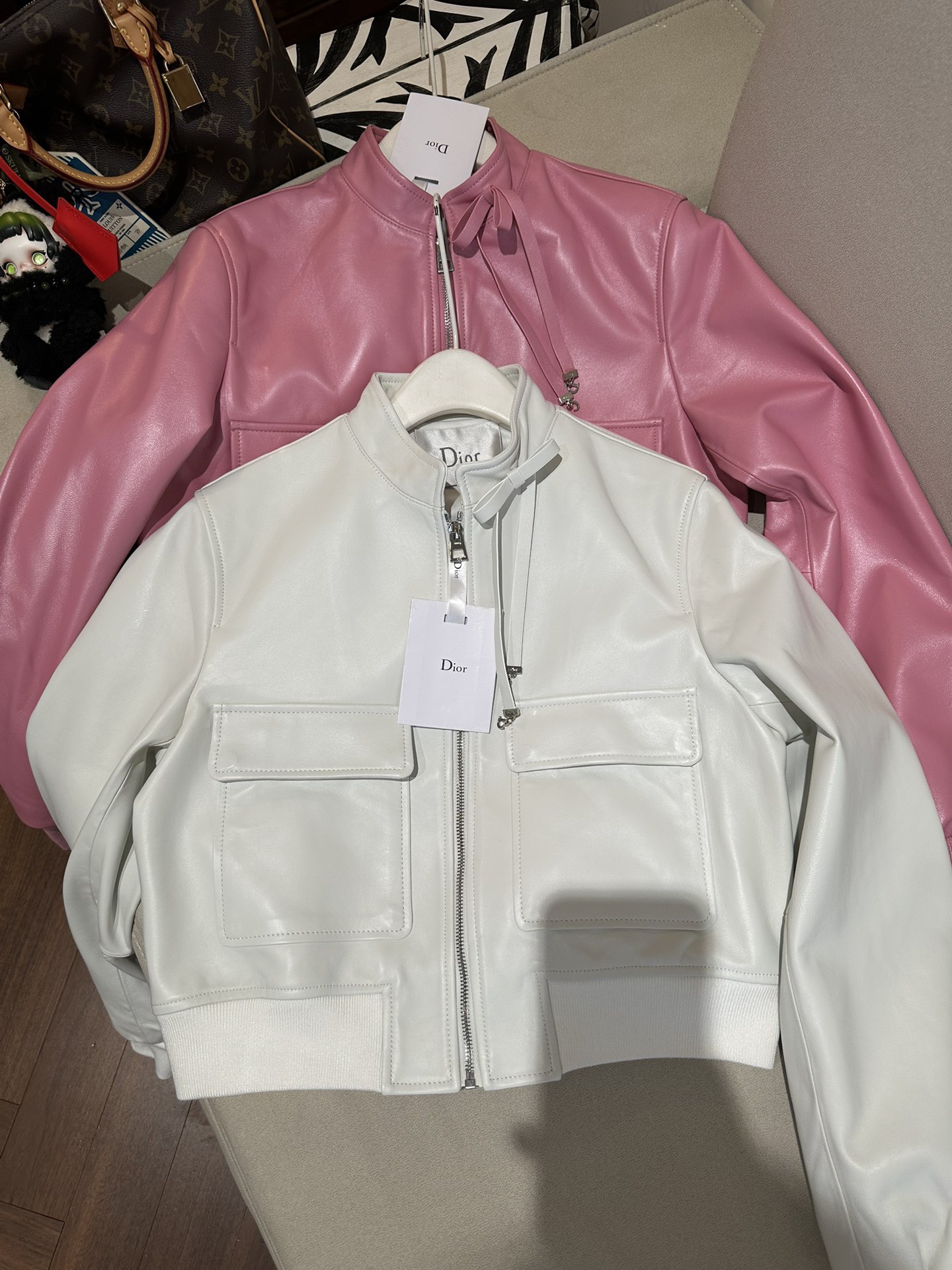 Куртка женская в стиле Dior из натуральной кожи молочного цвета укороченная с воротником-стойкой