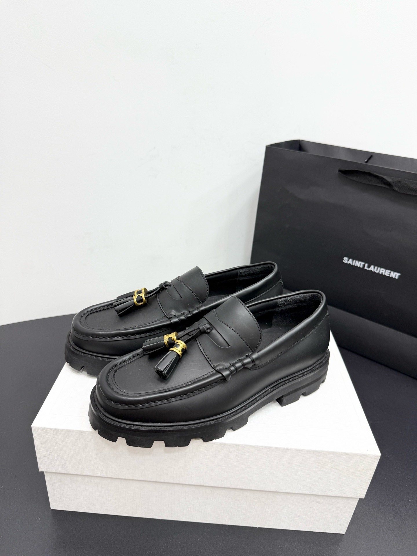 Лоферы женские в стиле Celine Triomphe с кисточками из натуральной кожи черного цвета
