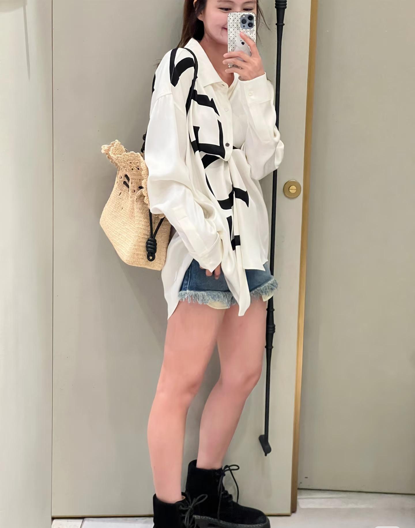 Рубашка унисекс в стиле Loewe белого цвета с логотипом 