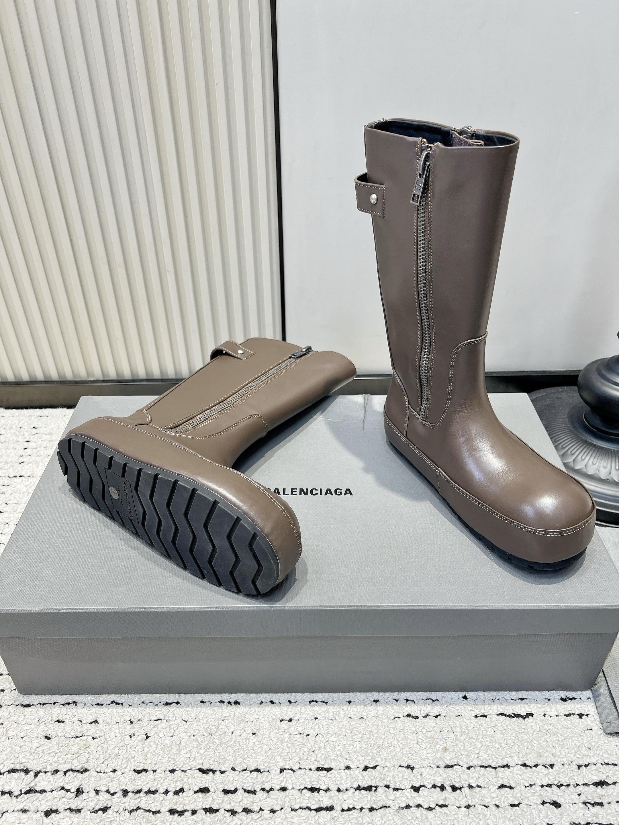 Сапоги женские Balenciaga серо-коричневого цвета