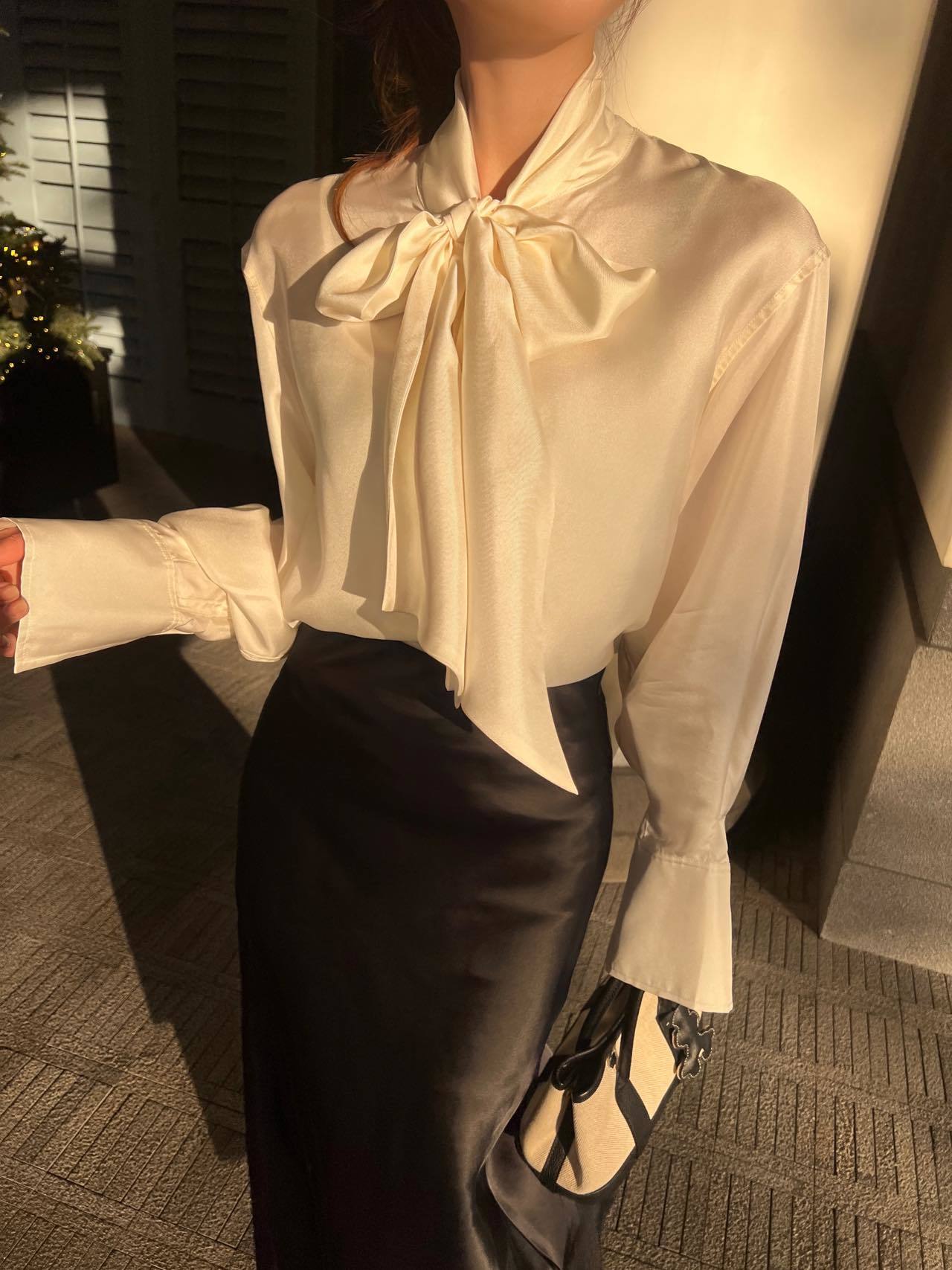 Рубашка женская в стиле Celine молочного цвета с длинным рукавом