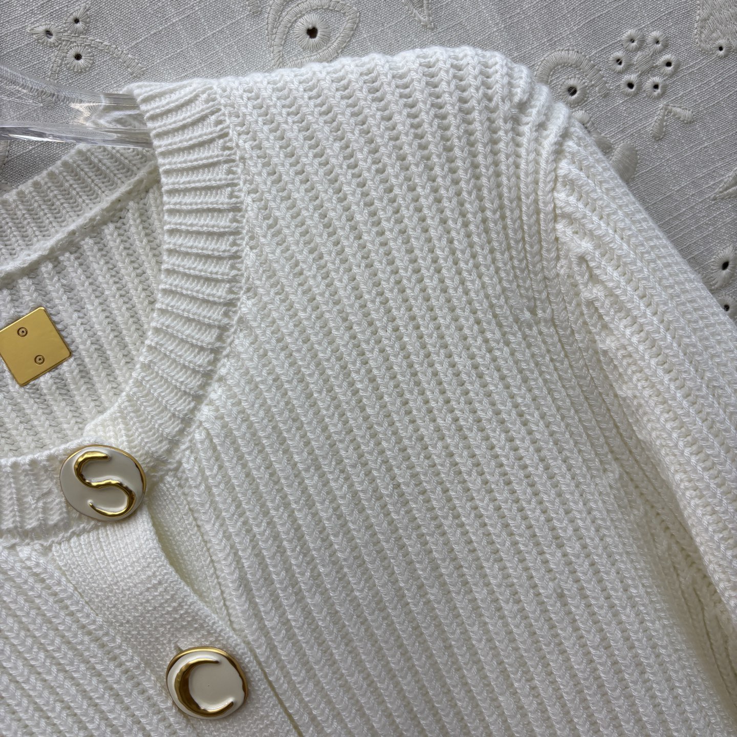 Кардиган женский в стиле Schiaparelli молочного цвета с декоративными пуговицами