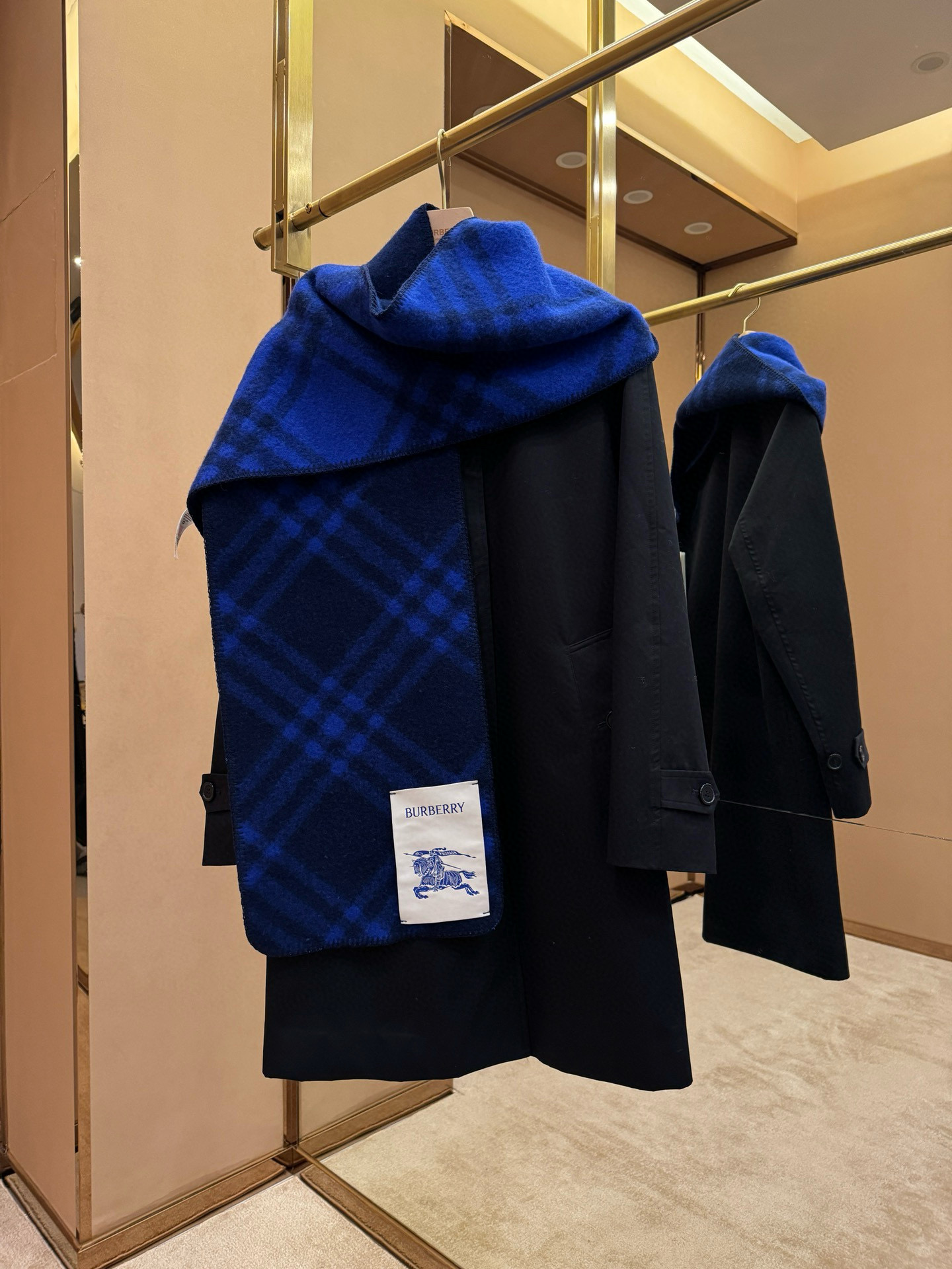 Шарф унисекс в стиле Burberry двусторонний из мягкой шерсти с диагональной клеткой тёмно-синего  цвета