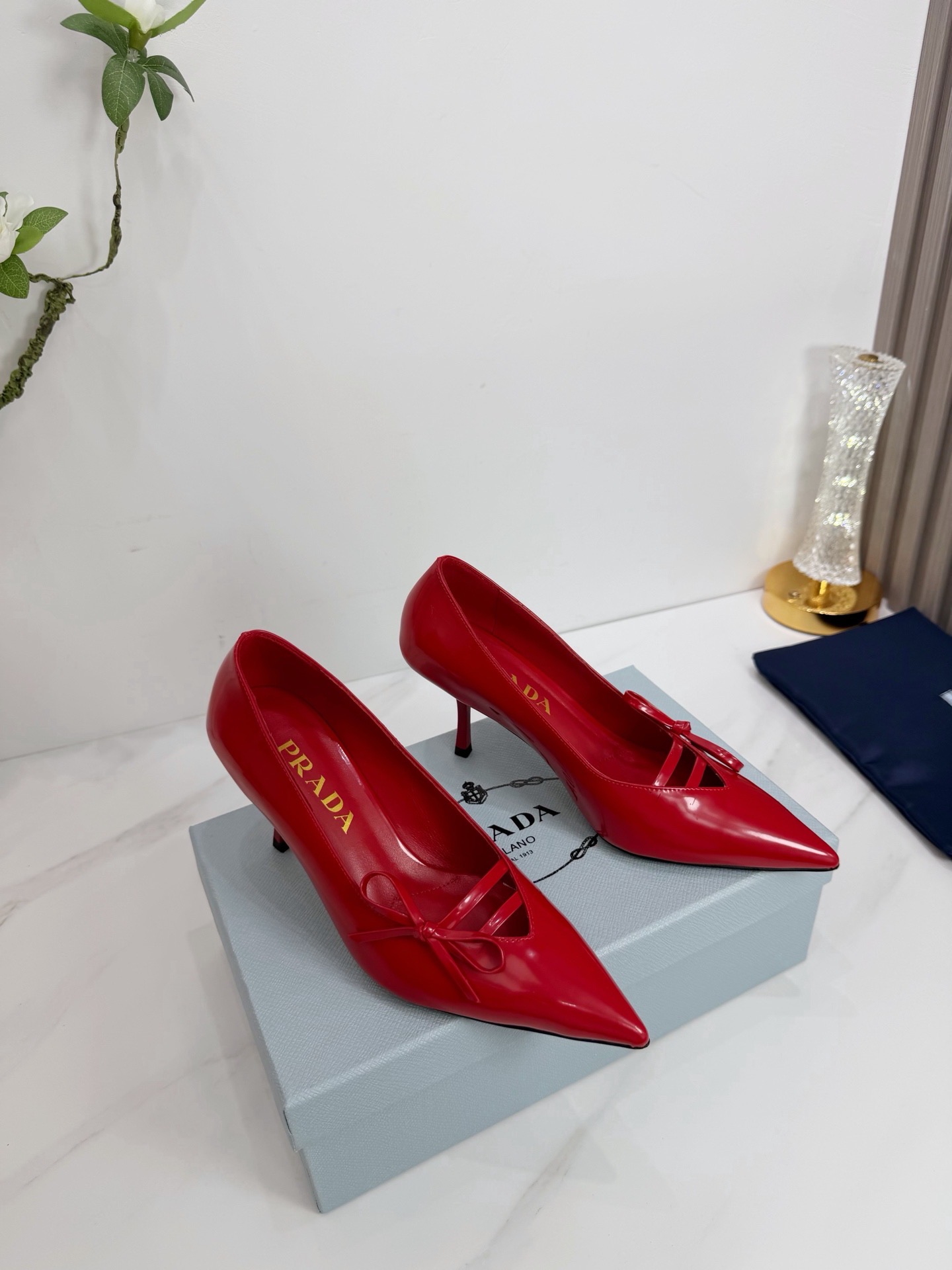 Туфли женские Prada с декоративным бантом красного цвета