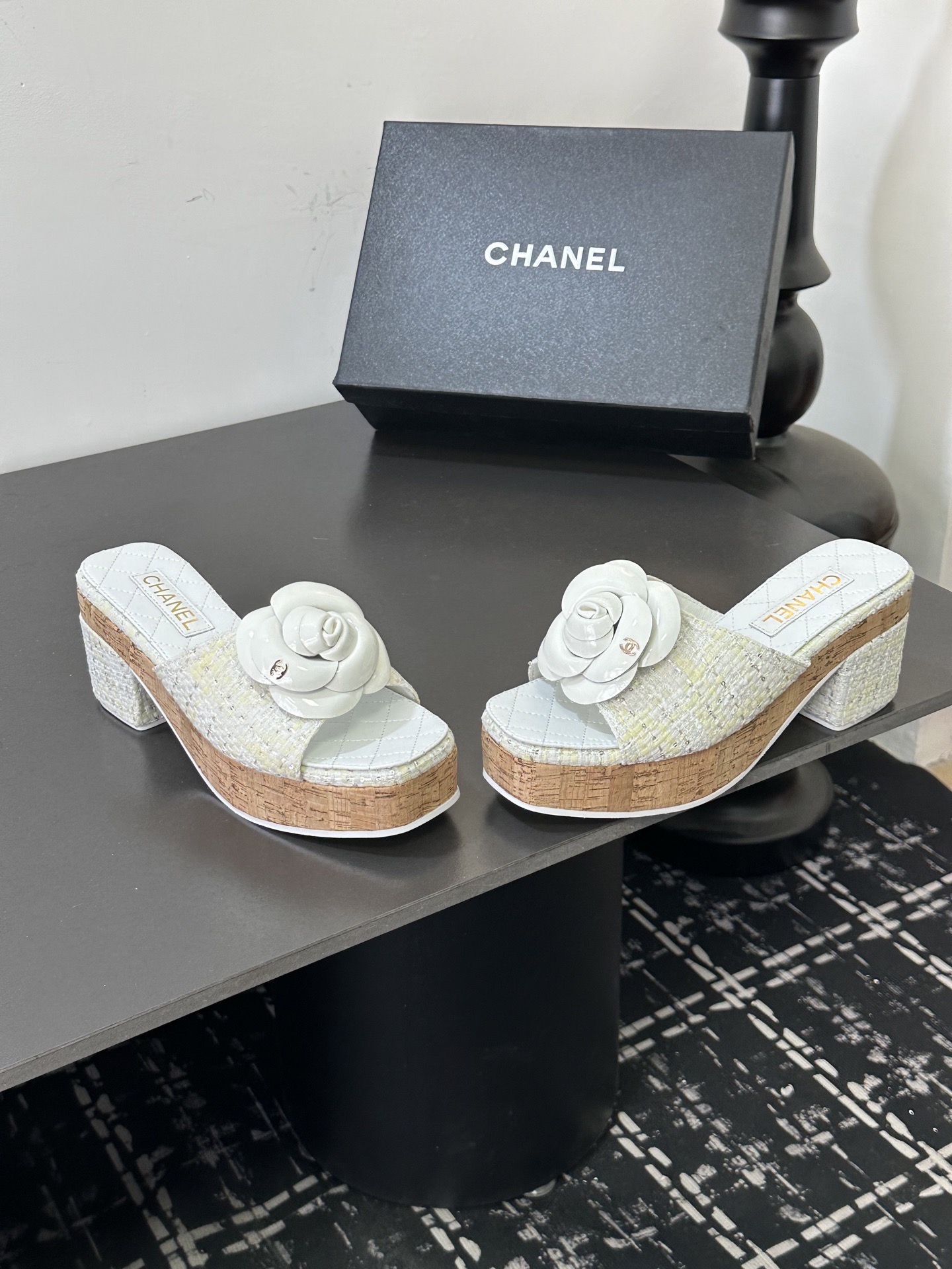 Мюли женские Chanel с цветком камелии белого цвета