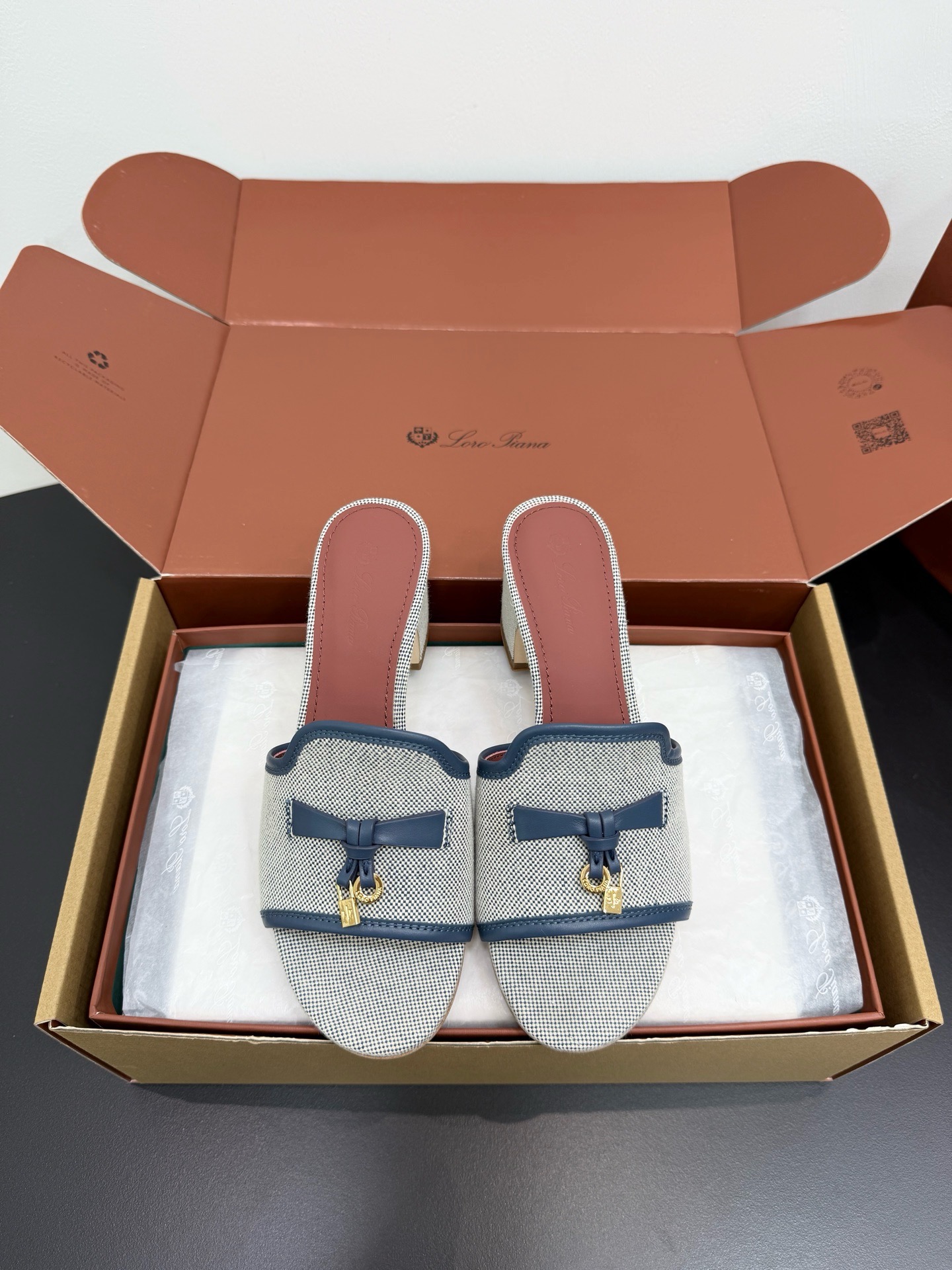 Мюли женские в стиле Loro Piana My Charms серого цвета