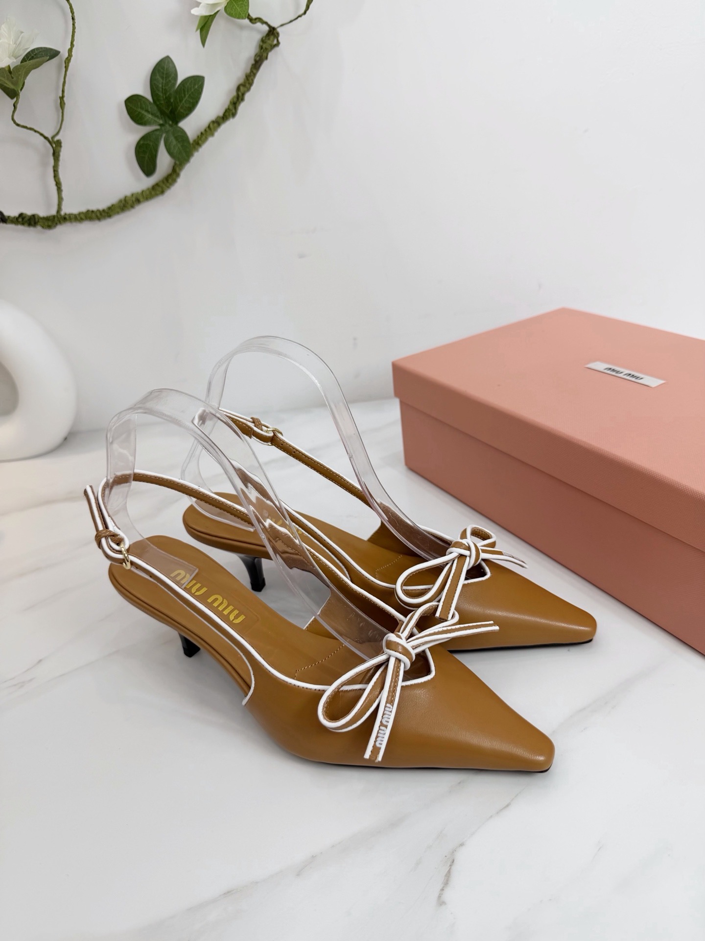 Туфли женские Miu Miu слингбэк коричневого цвета