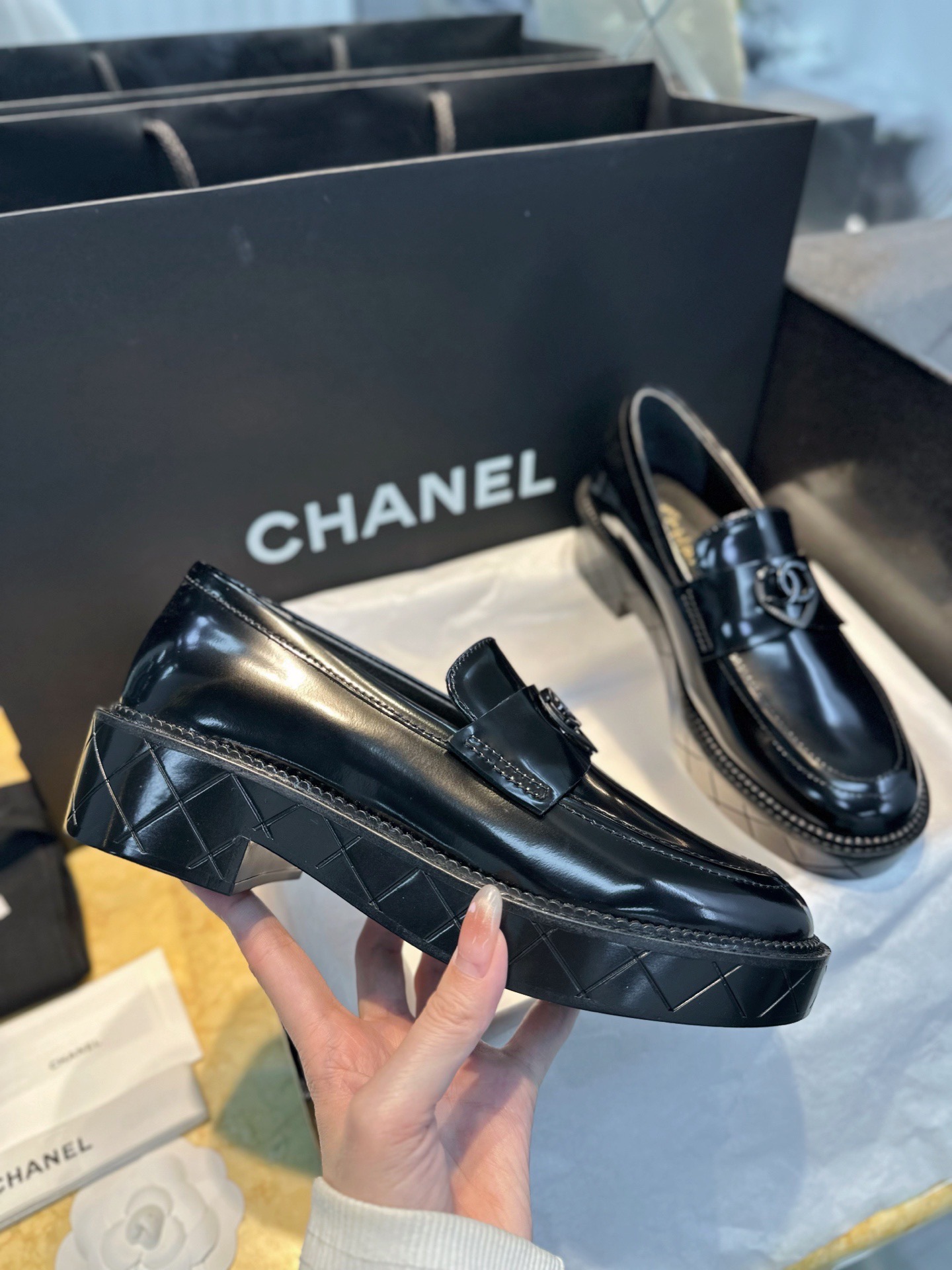 Лоферы женские в стиле Chanel из натуральной кожи черного цвета