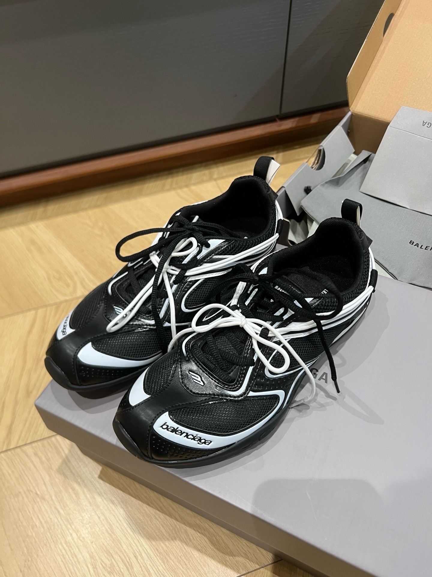 Кроссовки Balenciaga Radar чёрного цвета с серыми вставками
