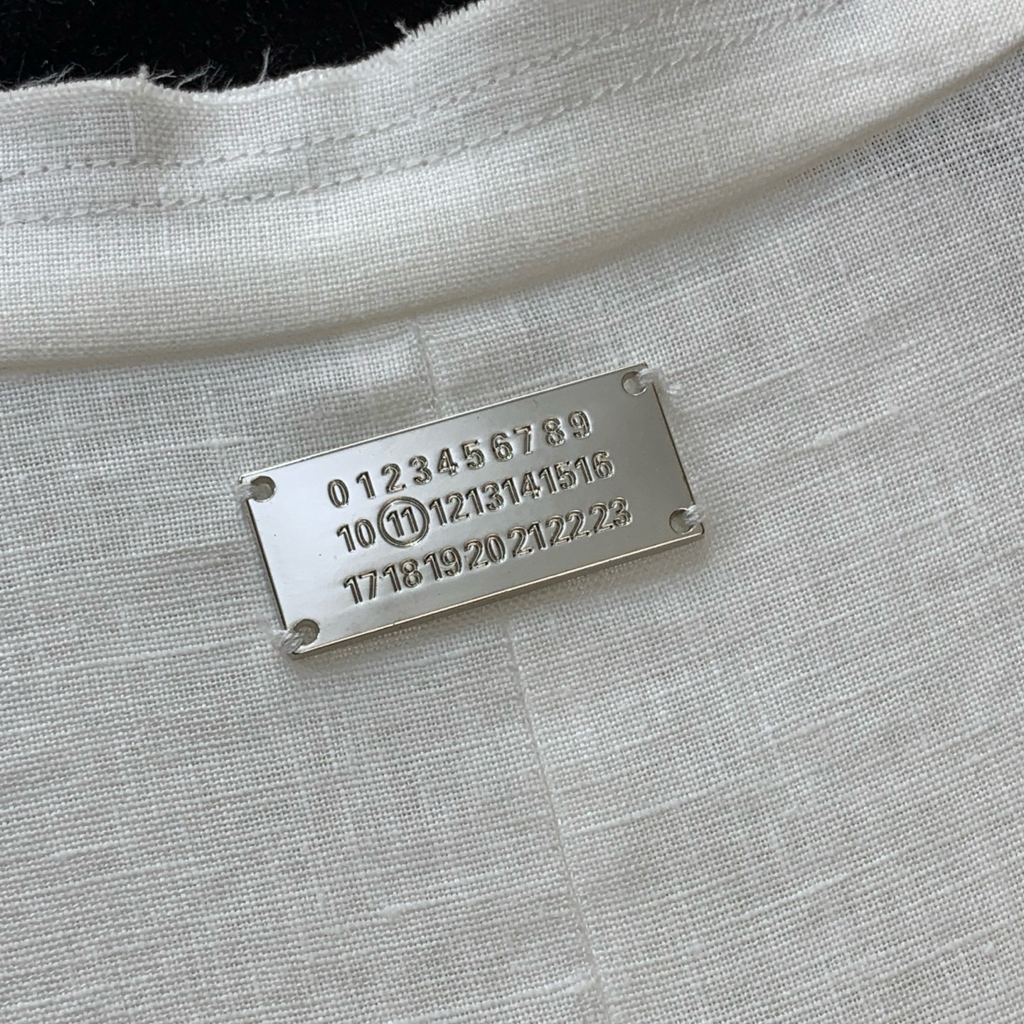 Пиджак женский в стиле MM6 Maison Margiela белого цвета с V-образным вырезом