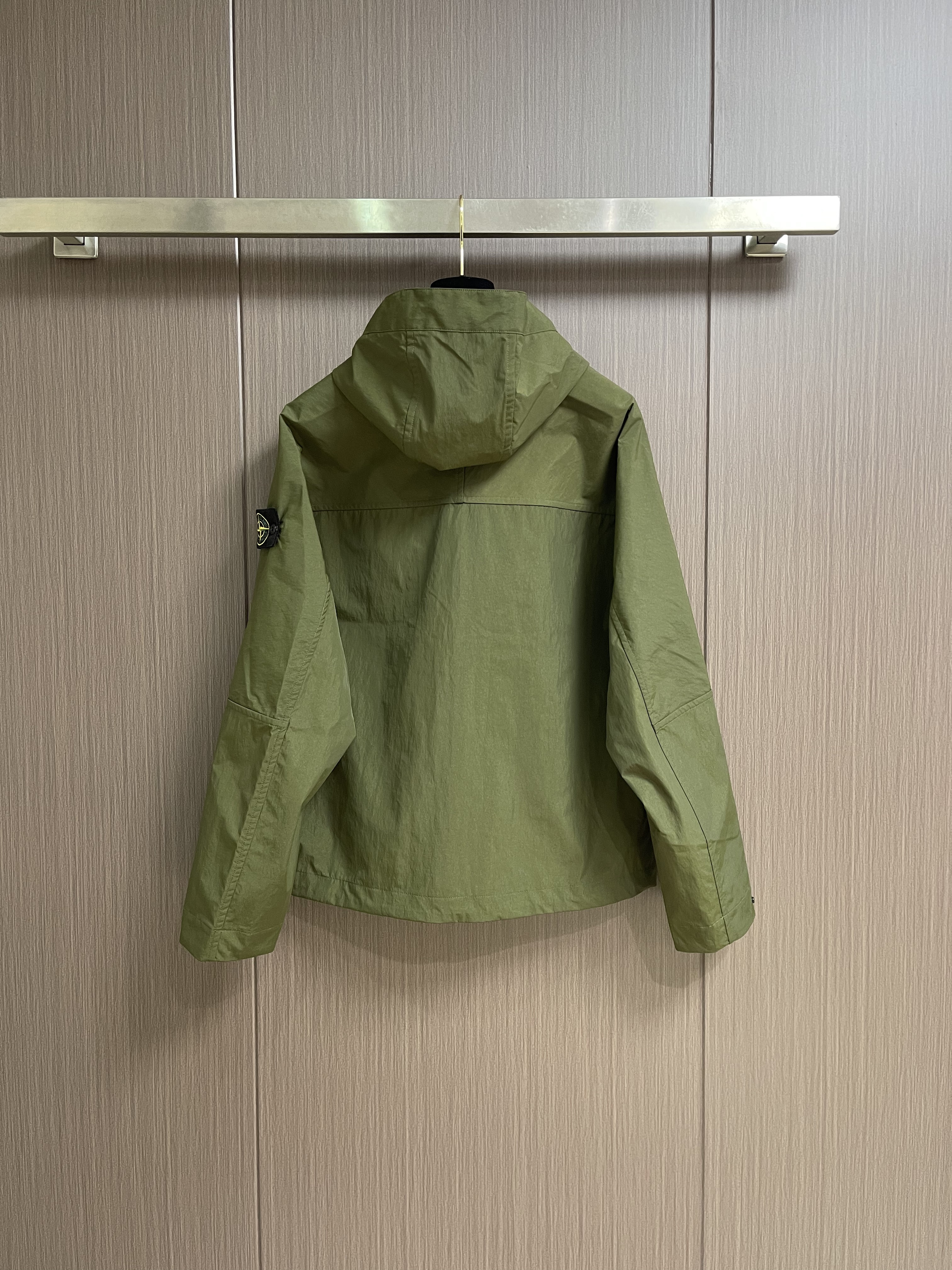 Куртка мужская в стиле Stone Island с капюшоном зелёного цвета