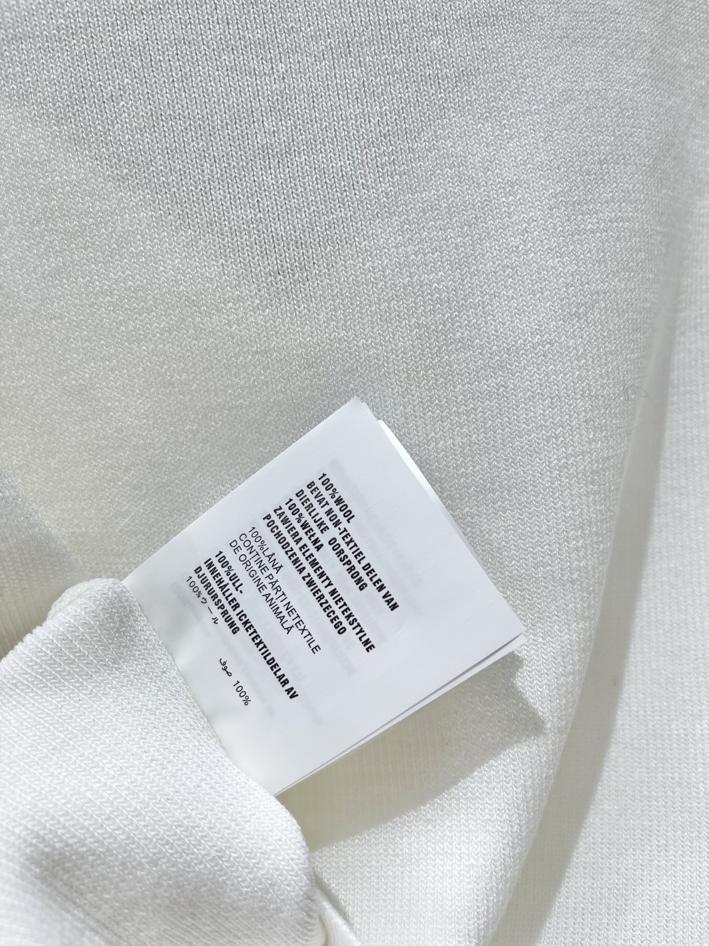 Костюм женский в стиле Miu Miu трикотажный: топ без рукавов и юбка миди плиссированная белого цвета