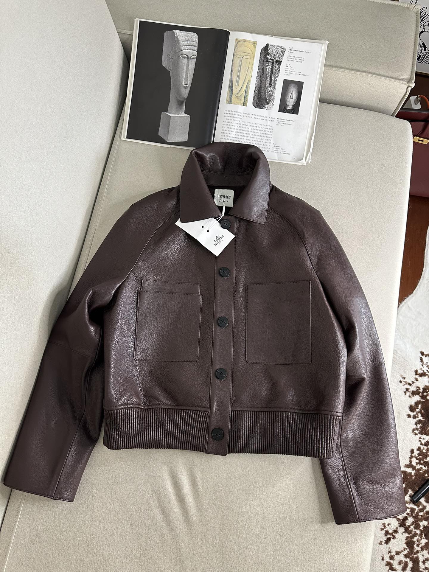 Куртка женская в стиле Hermès коричневого цвета укороченная из натуральной кожи с накладными карманами