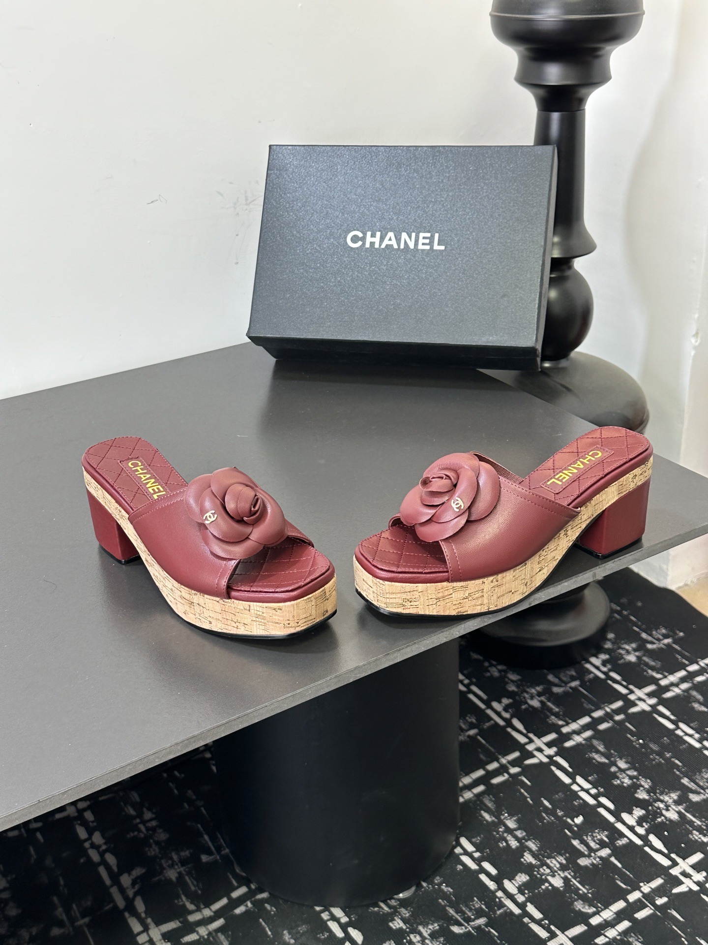 Мюли женские в стиле Chanel с цветком камелии бордового цвета