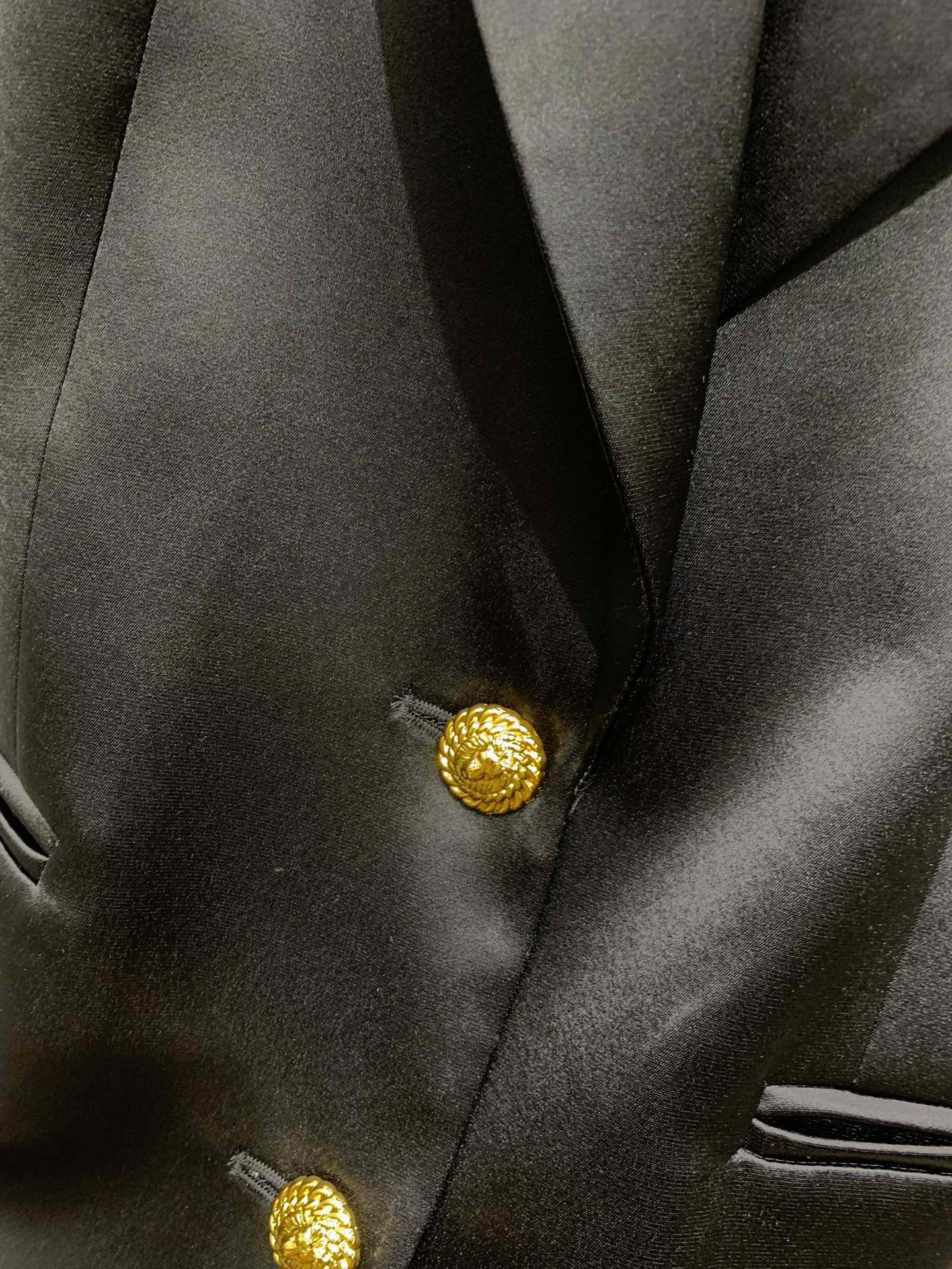 Пиджак женский в стиле Balmain чёрного цвета с золотыми пуговицами