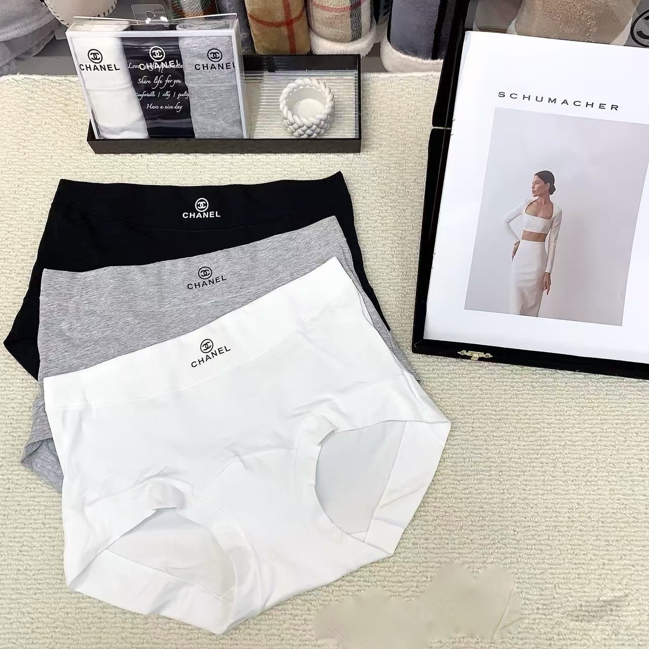 Трусы женские Chanel из хлопка и эластана с кружевной отделкой (набор 3 шт.)