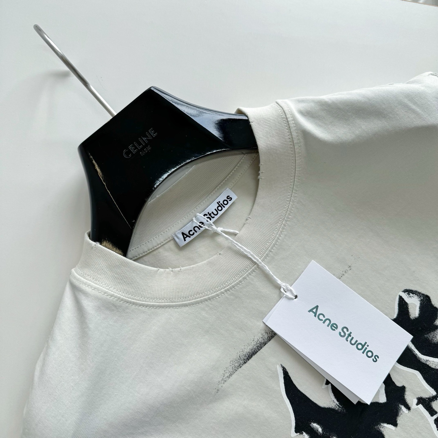 Футболка Acne Studios Sprayed Logo кремового цвета с графичным принтом