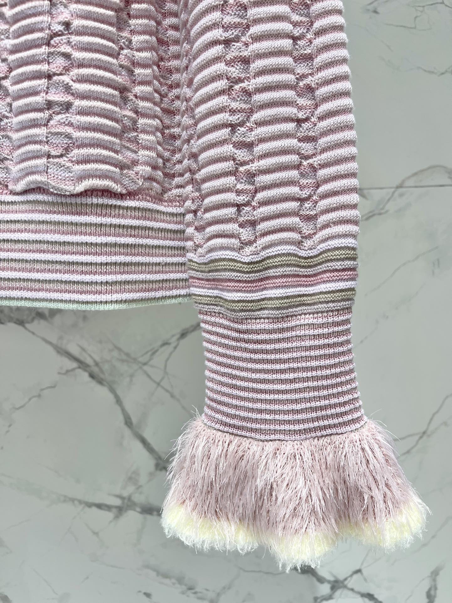 Кардиган женский в стиле Chanel из трикотажа розового цвета с контрастной отделкой