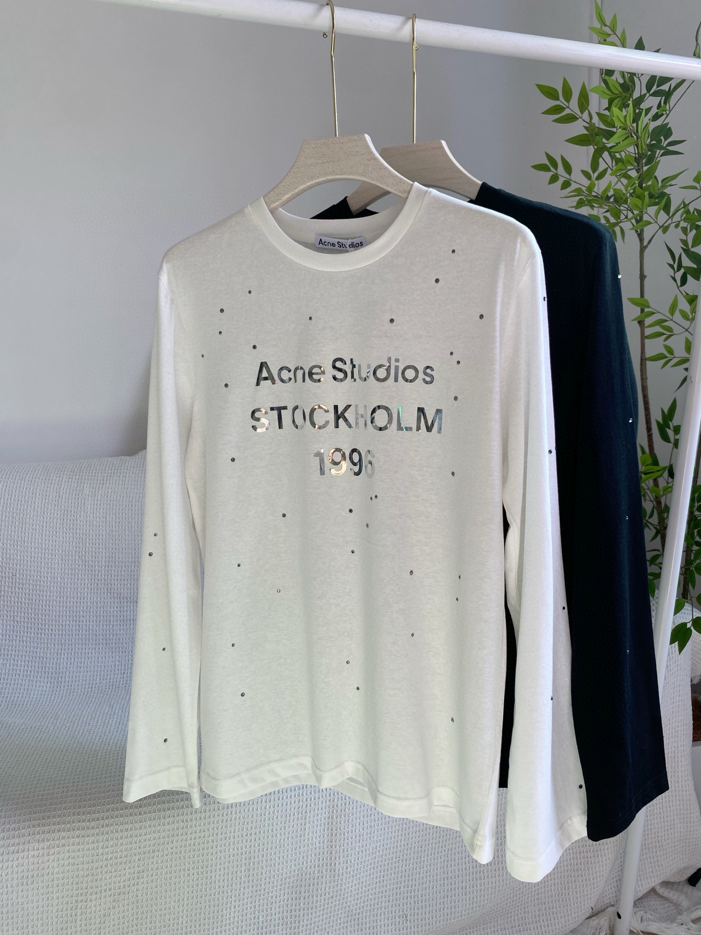 Лонгслив женский в стиле Acne Studios 1996 с металлическим логотипом и стразами в чёрном/белом цвете