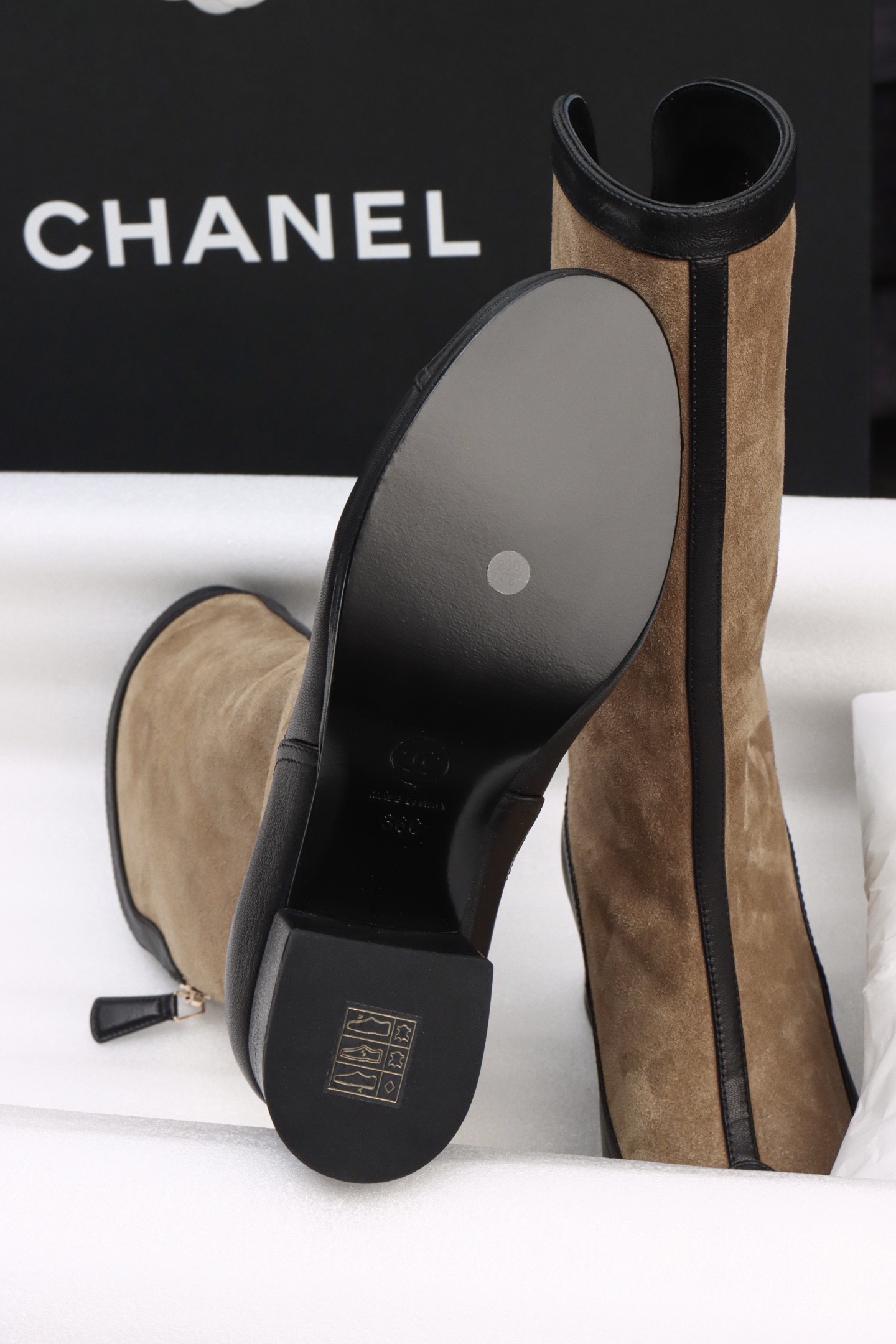 Сапоги женские Chanel Riding Boots бежево-чёрного цвета