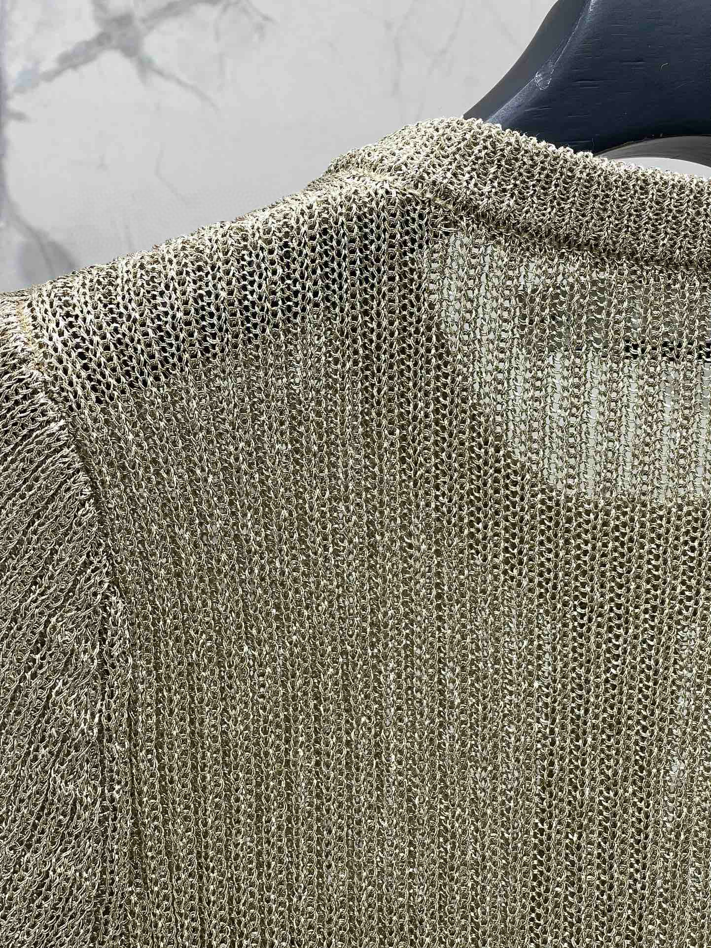 Платье женское трикотажное  в стиле Self-Portrait с воротником-хенли и золотистой отделкой. 