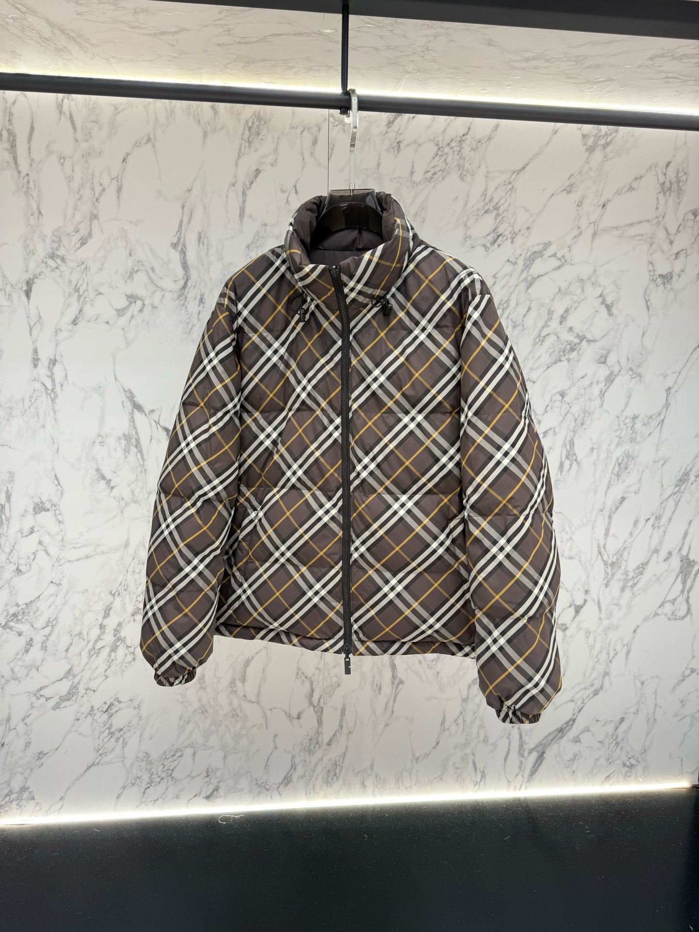 Пуховик мужской Burberry двусторонний коричневого цвета с фирменной клеткой и натуральным пухом
