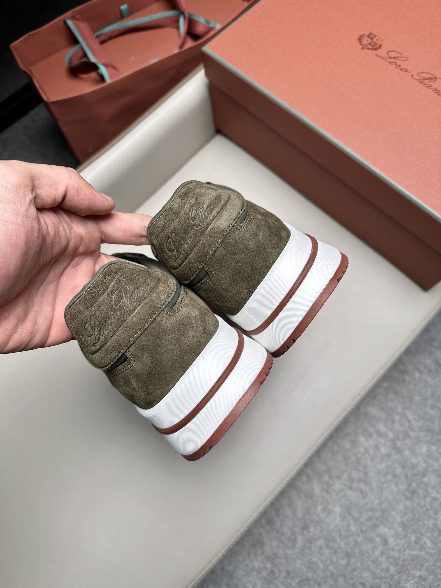 Кроссовки мужские в стиле Loro Piana оливкового цвета