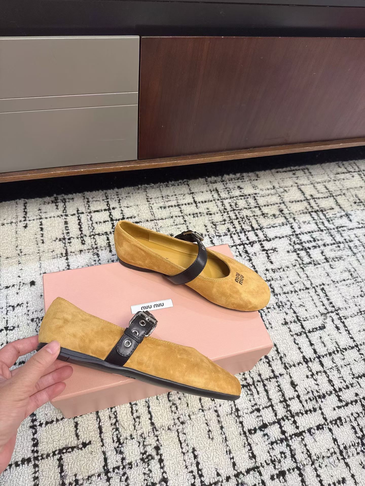 Туфли женские в стиле Miu Miu из натуральной замши желтого цвета