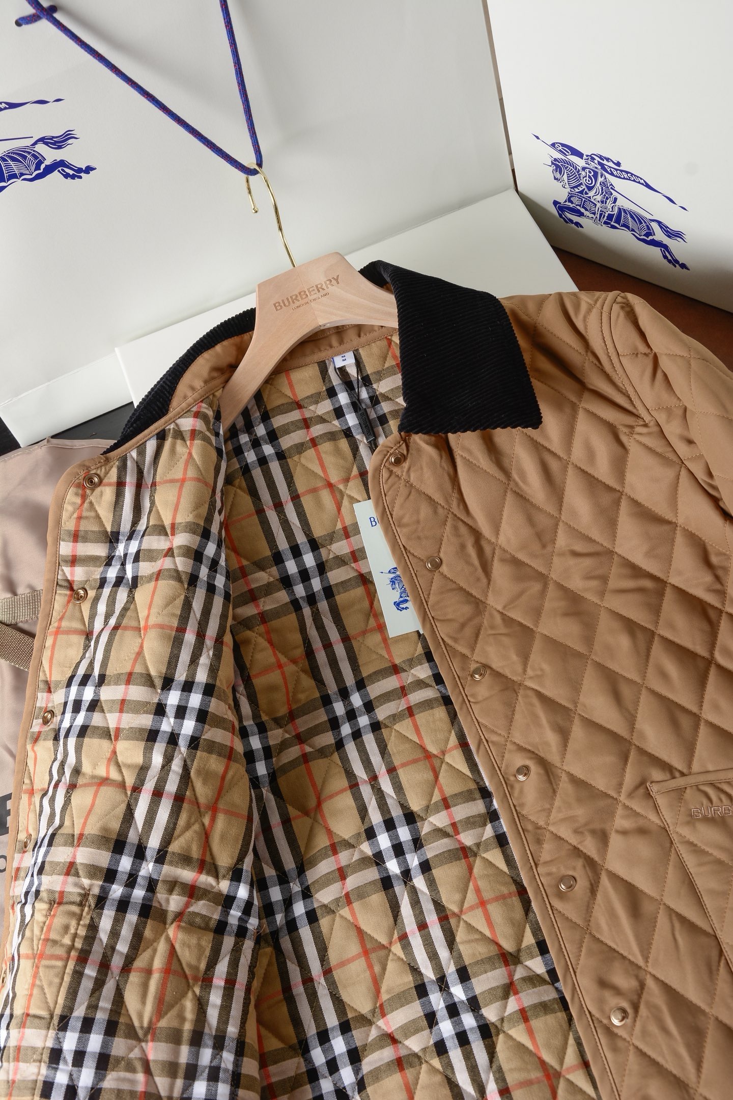Куртка женская в стиле Burberry укороченная светло-коричневого цвета