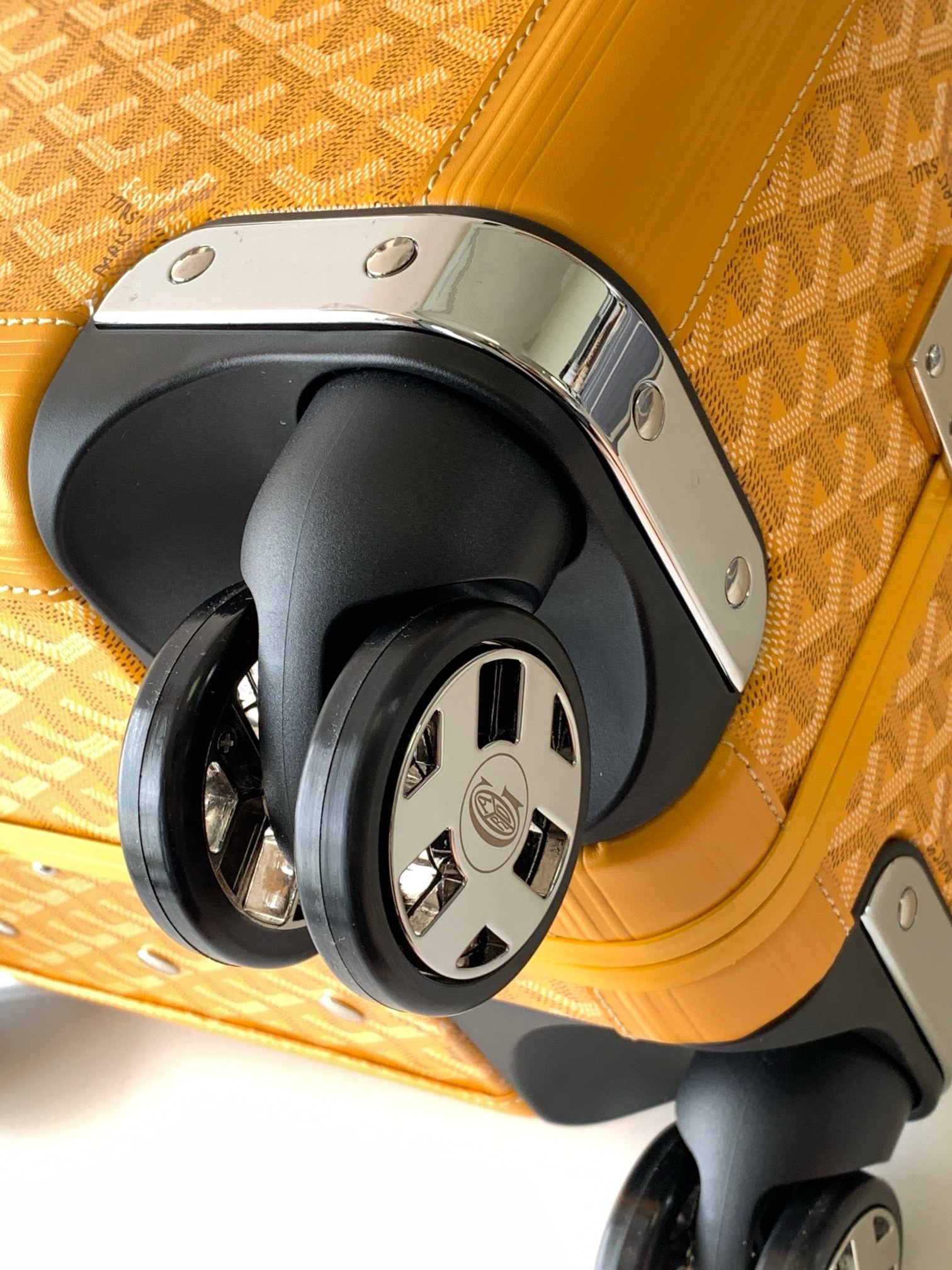 Чемодан Goyard Bourget PM жёлтого цвета