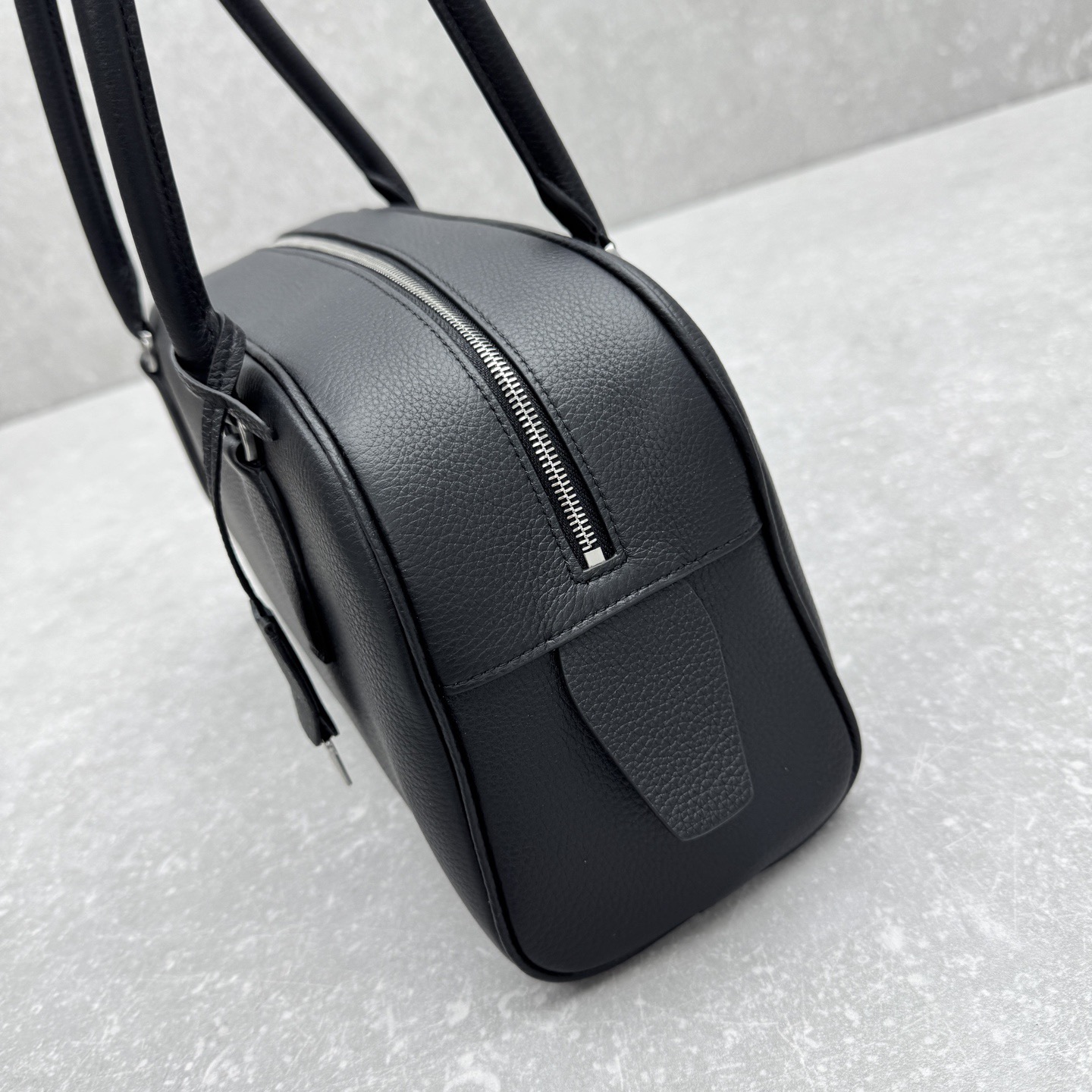 Сумка женская в стиле The Row EW India чёрного цвета