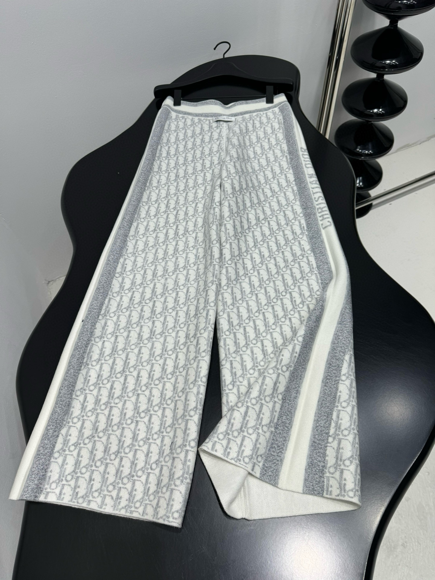 Брюки женские в стиле Dior из шерстяного трикотажа молочного цвета с жаккардовым узором