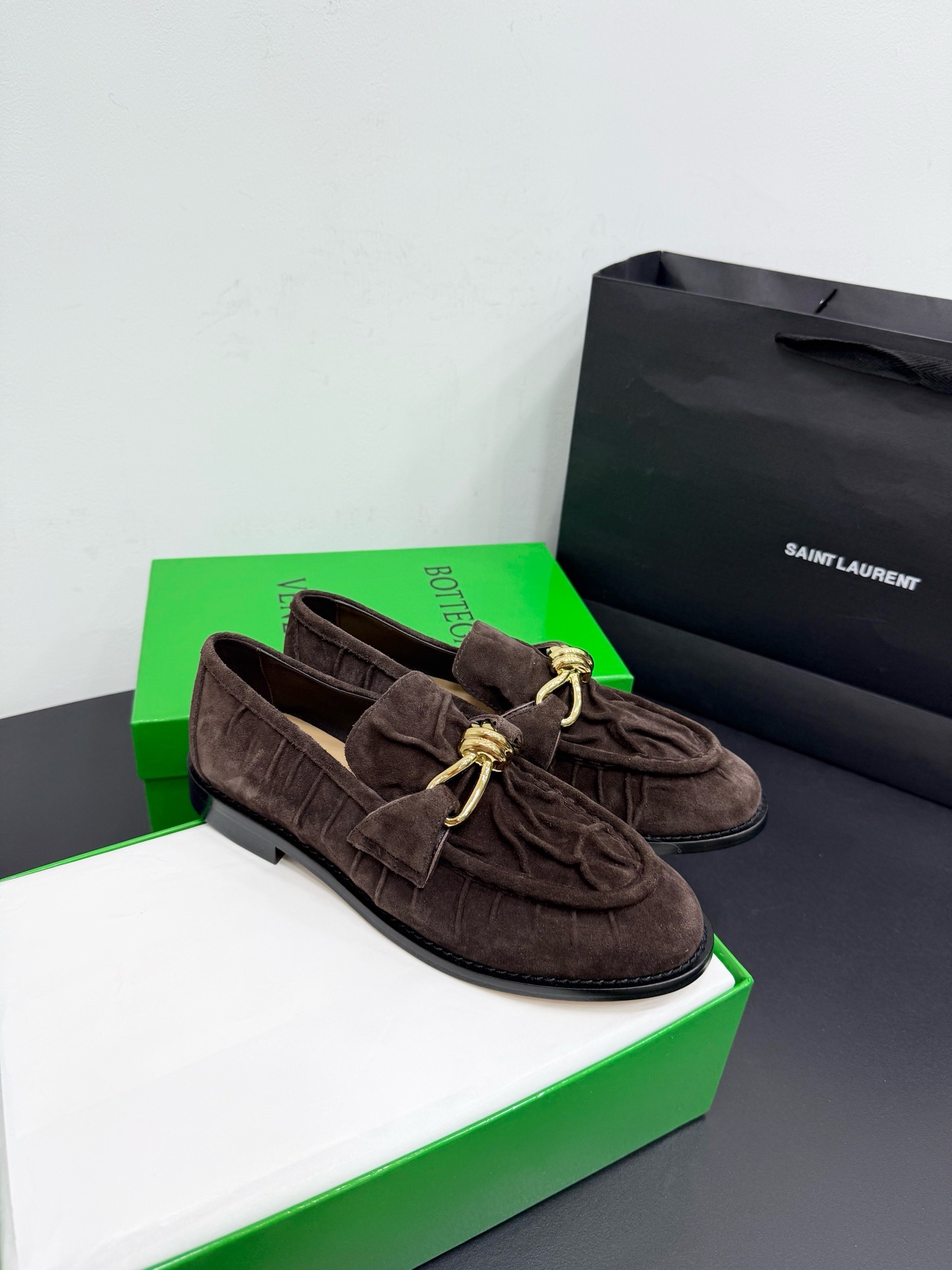 Лоферы женские Bottega Veneta Astaire с металлическим декором коричневого цвета