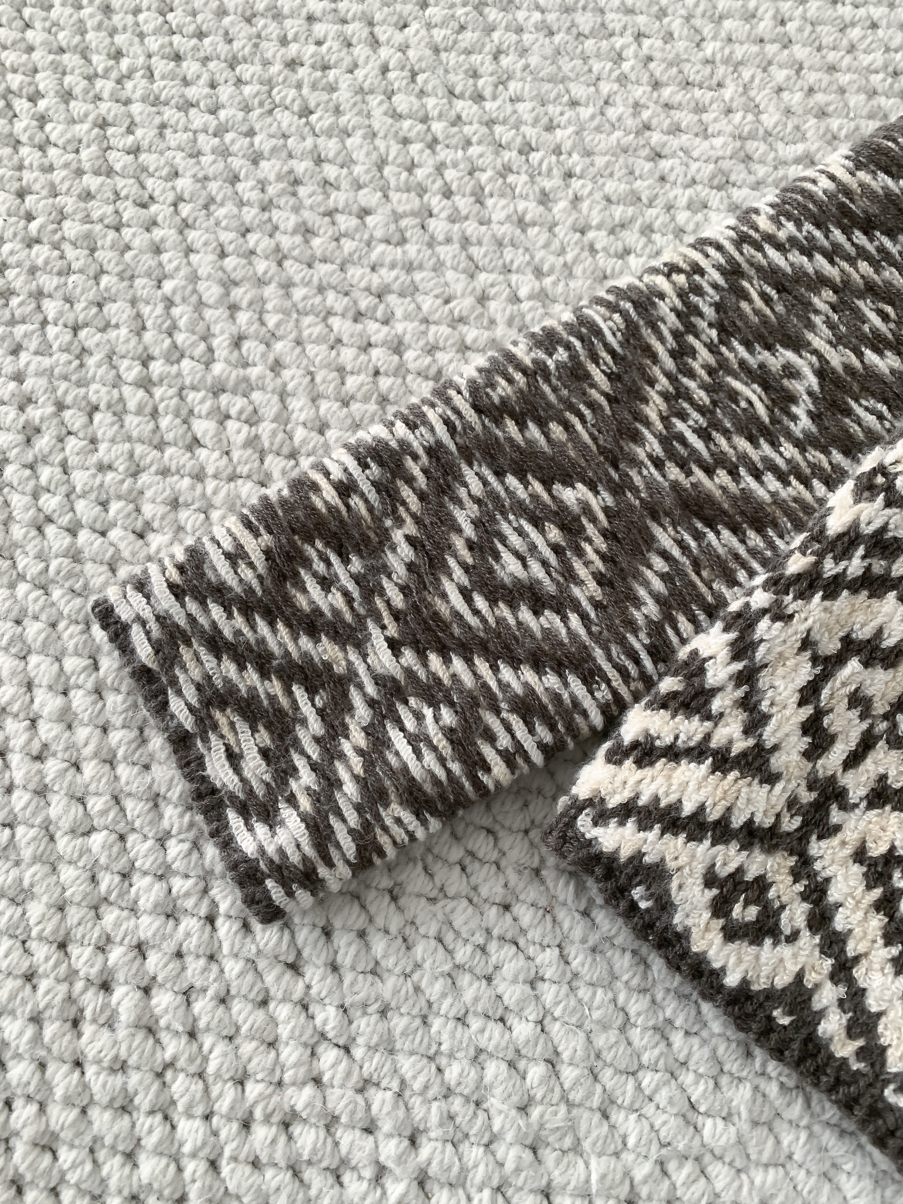 Кардиган женский в стиле Loro Piana с жаккардовым узором бежево-коричневого цвета