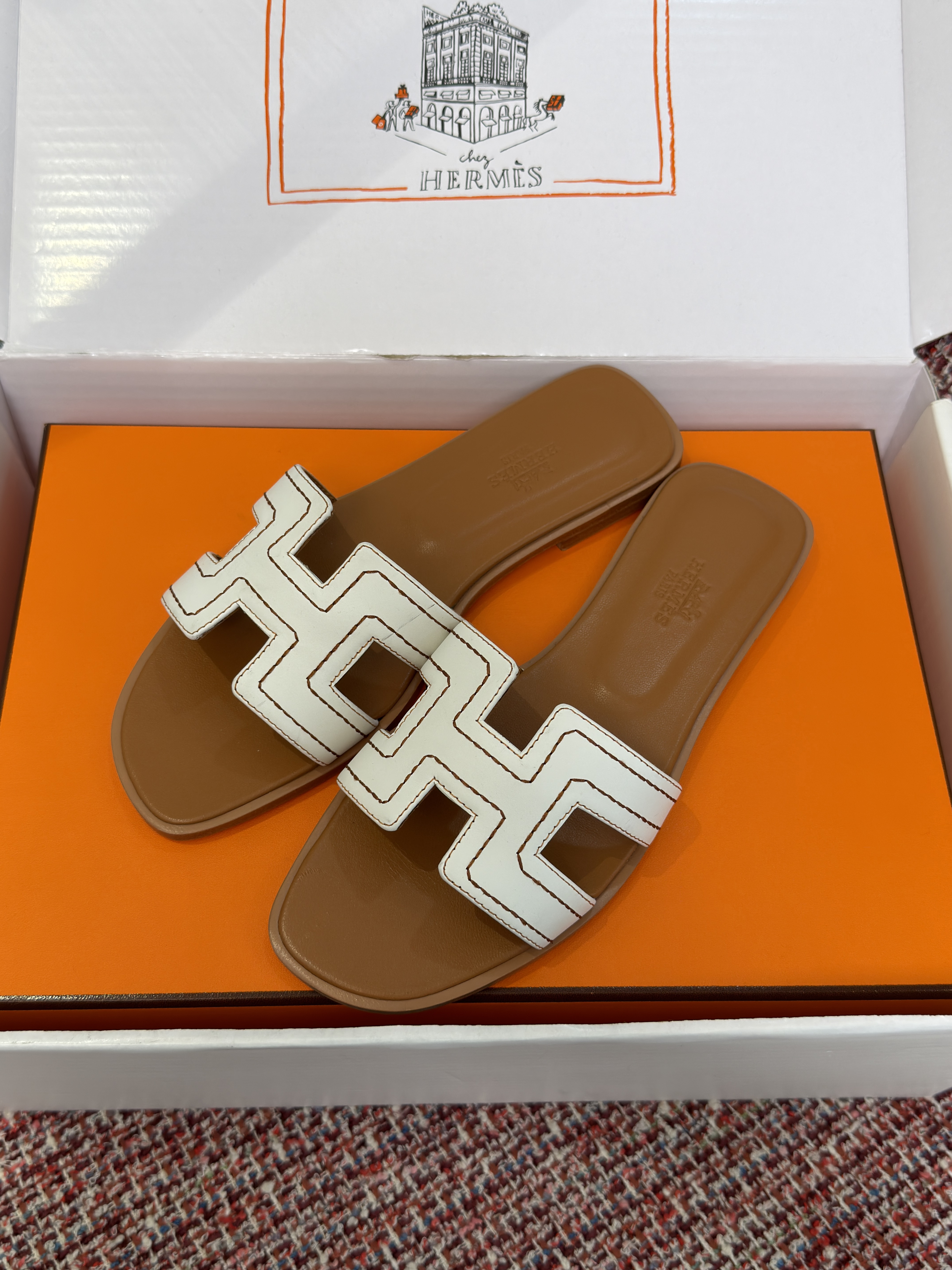 Шлёпанцы женские в стиле Hermès Oran коричнево-белого цвета