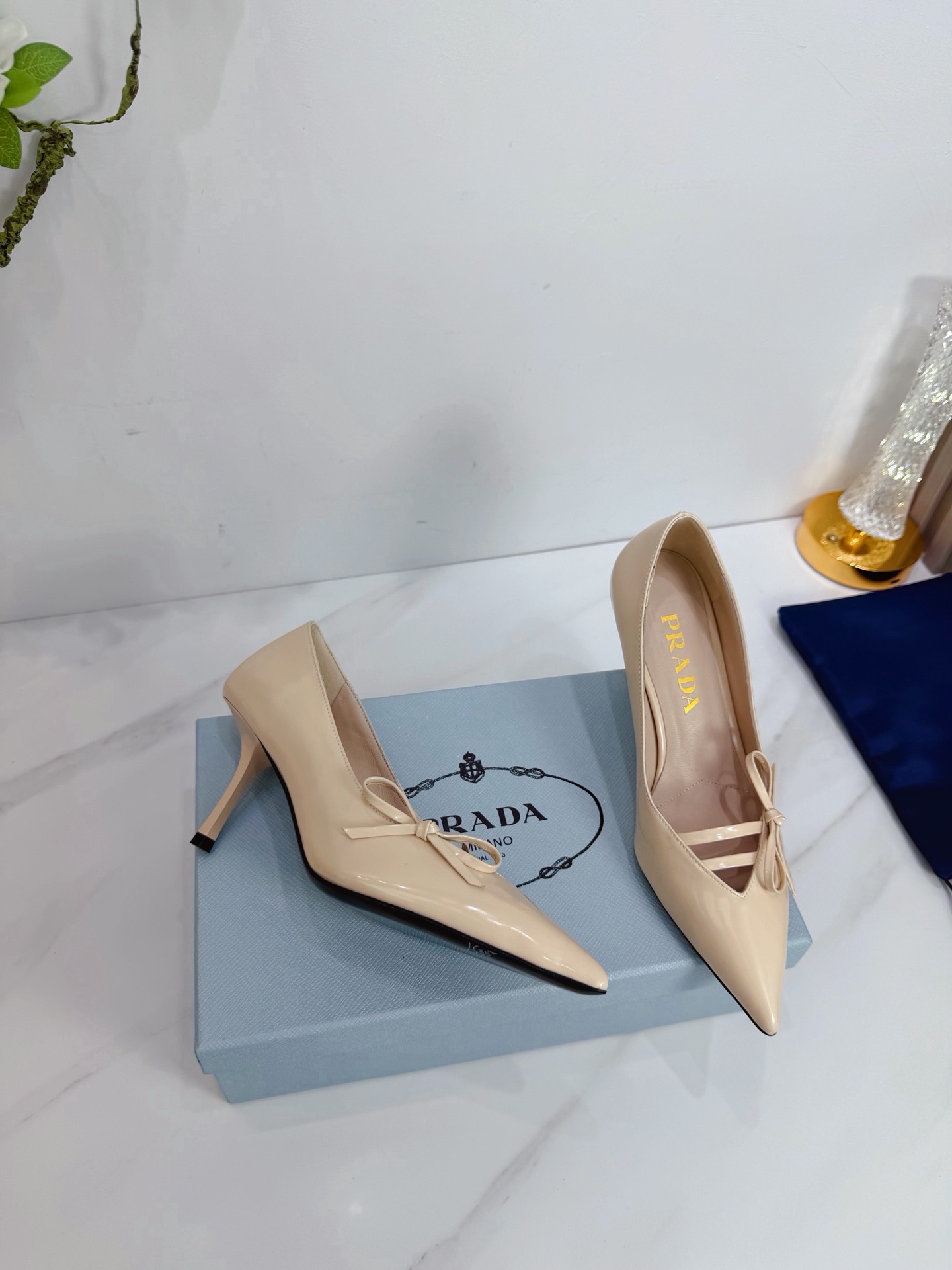 Туфли женские Prada с декоративным бантом бежевого цвета
