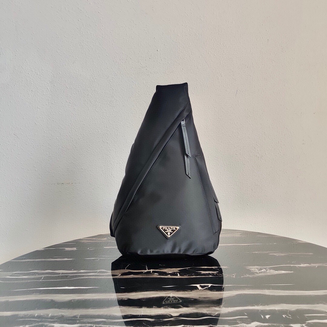 Сумка слинг / кроссбоди унисекс в стиле Prada Re-Nylon чёрного цвета