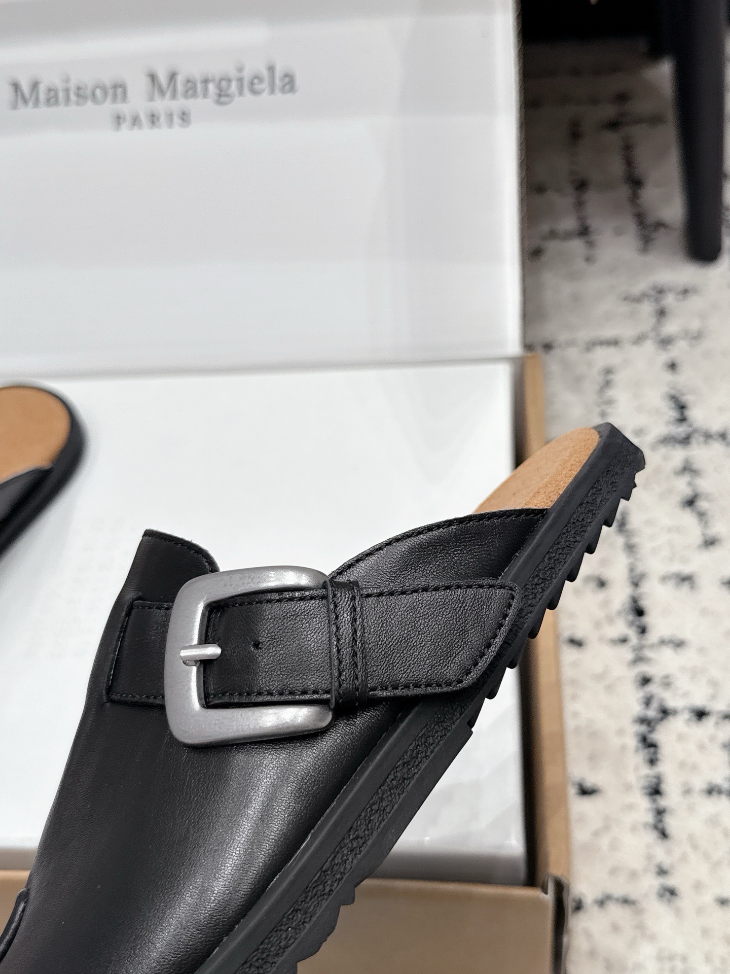 Мюли унисекс в стиле Maison Margiela MM6 Tabi с пряжкой чёрного цвета
