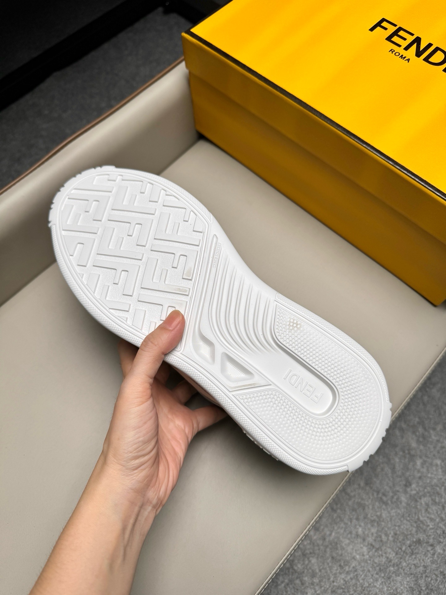 Кроссовки мужские в стиле Fendi серого цвета