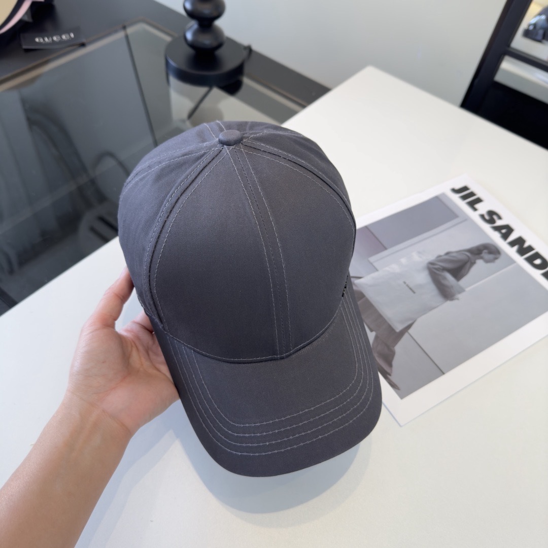 Кепка женская в стиле Gucci из хлопковой ткани серого цвета с логотипом