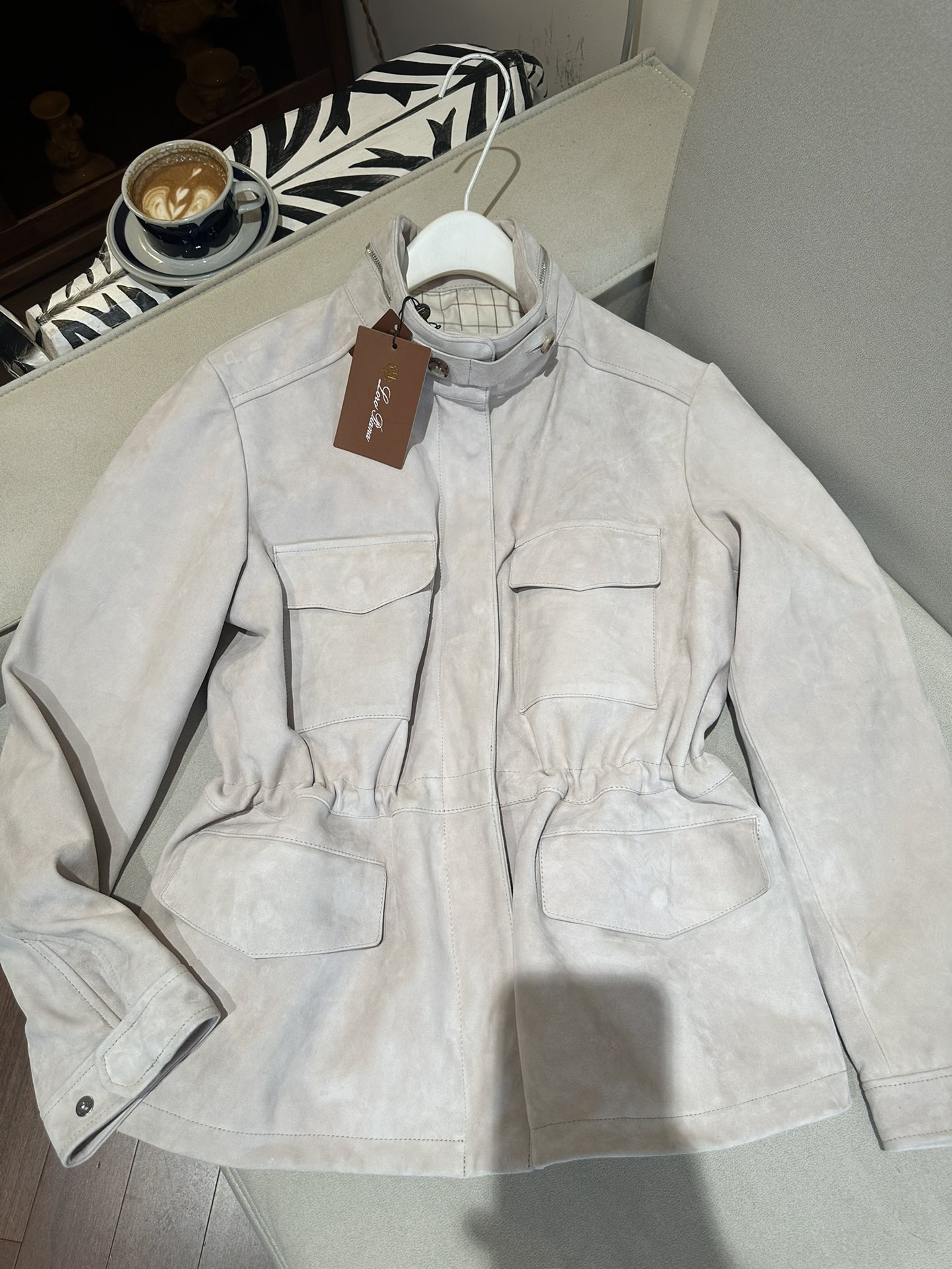 Куртка женская в стиле Loro Piana из натуральной замши светло-бежевого цвета с поясом