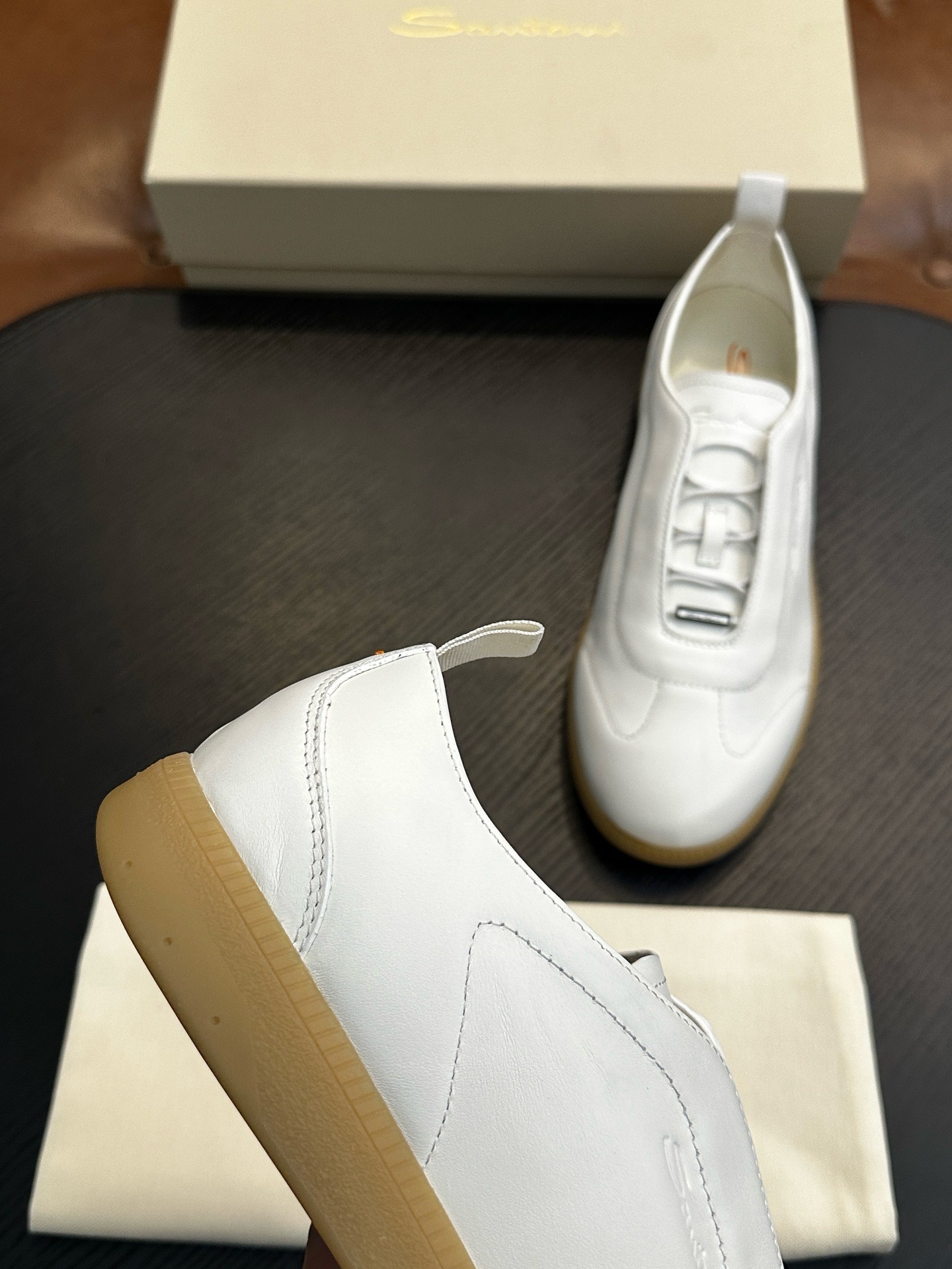 Кеды мужские в стиле Santoni из натуральной кожи белого цвета